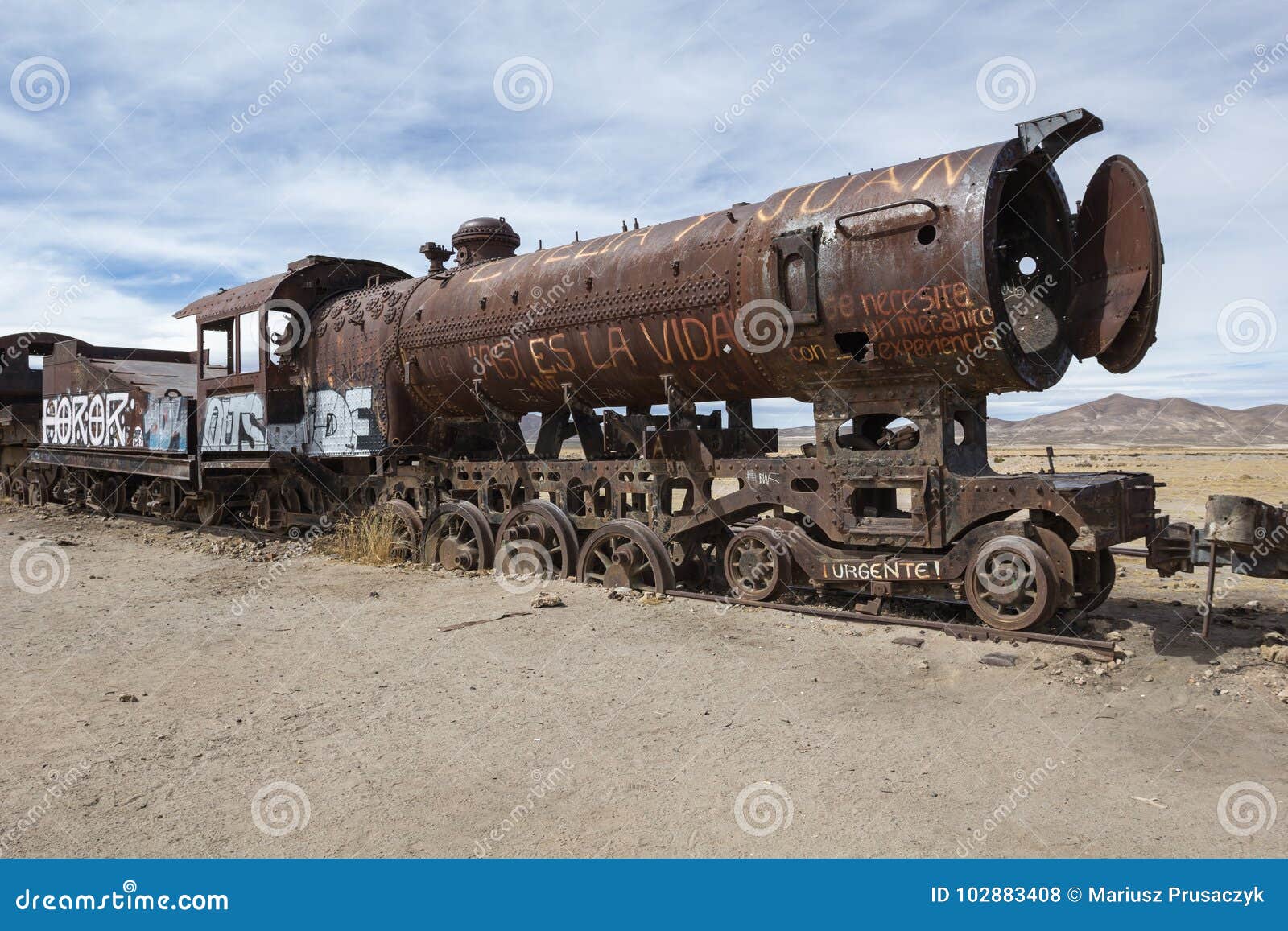 Foto de Trilho De Trem Infinito No Deserto De Uyuni e mais fotos de stock  de Azul - Azul, Aço, Bolívia - iStock