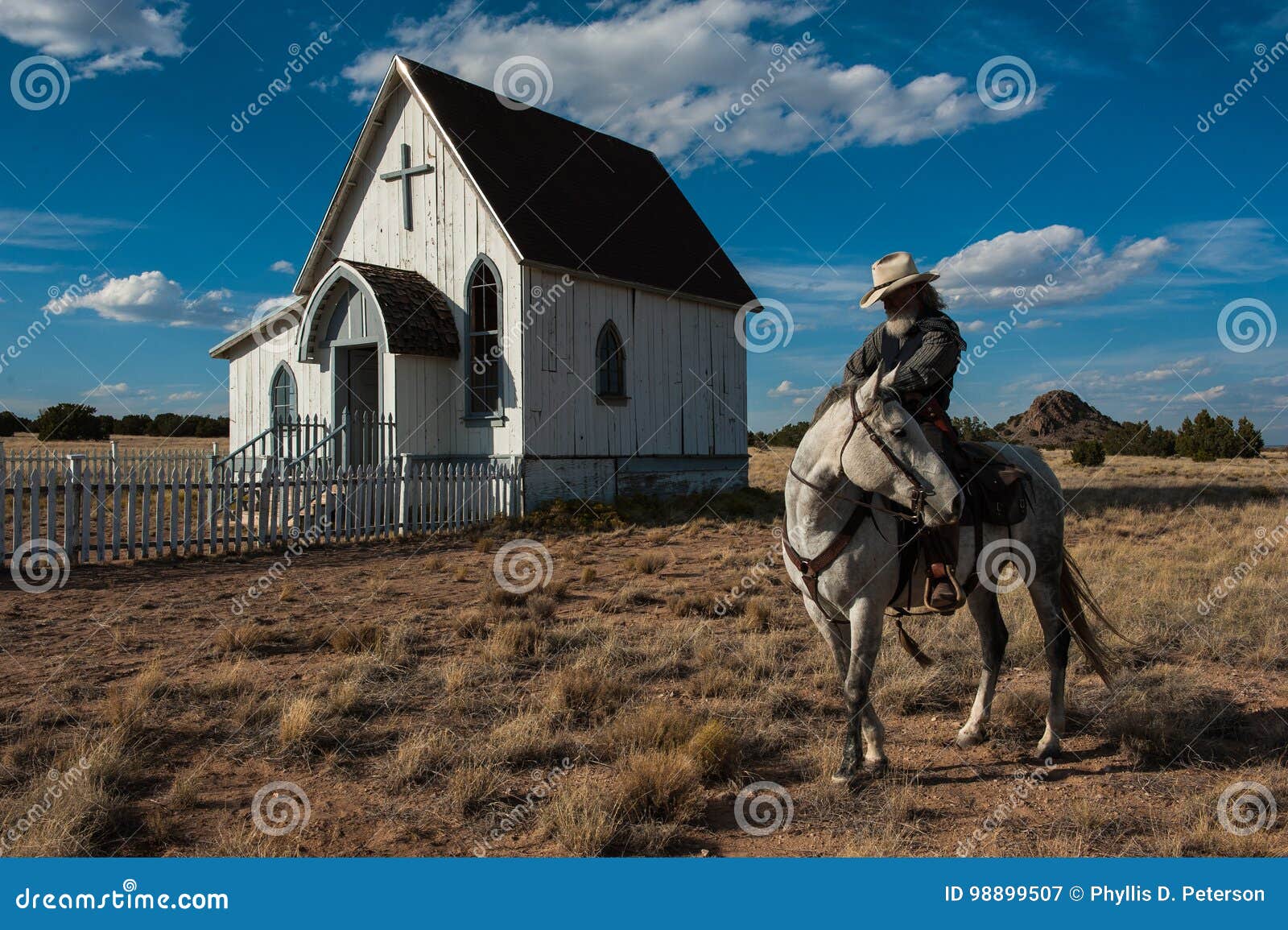 O Vaqueiro Descansa Seu Cavalo Na Frente De Uma Igreja Velha Na área Rural  De New Mexico Fotografia Editorial - Imagem de rancho, rural: 98899507