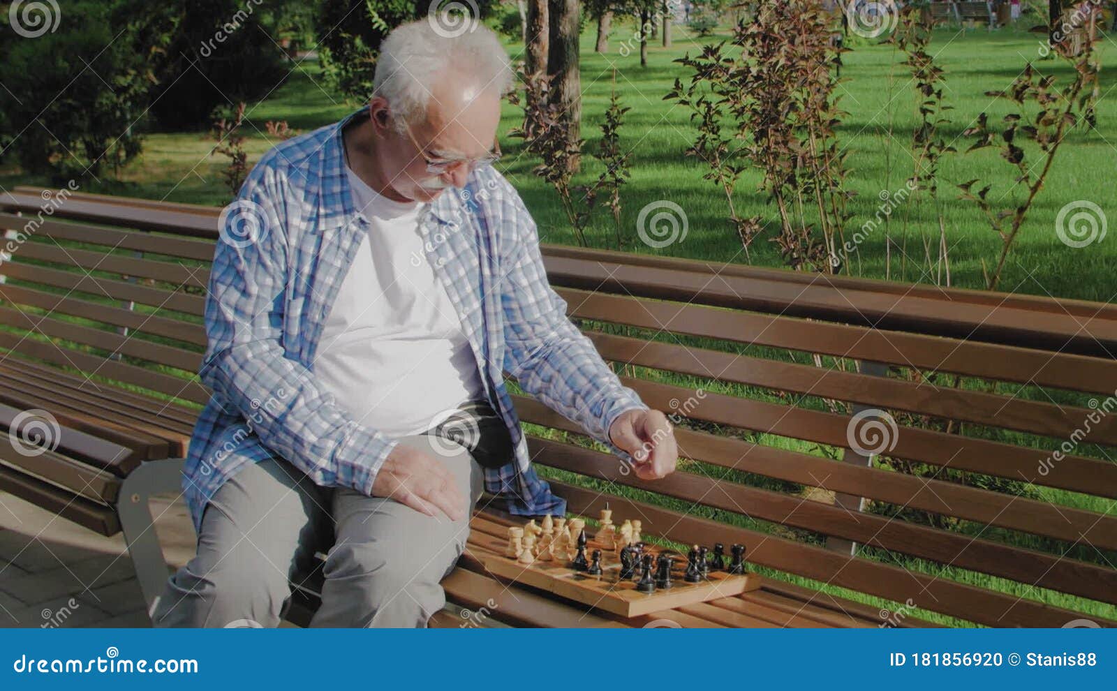 Foto de Adolescente Jogando Xadrez Sozinho e mais fotos de stock