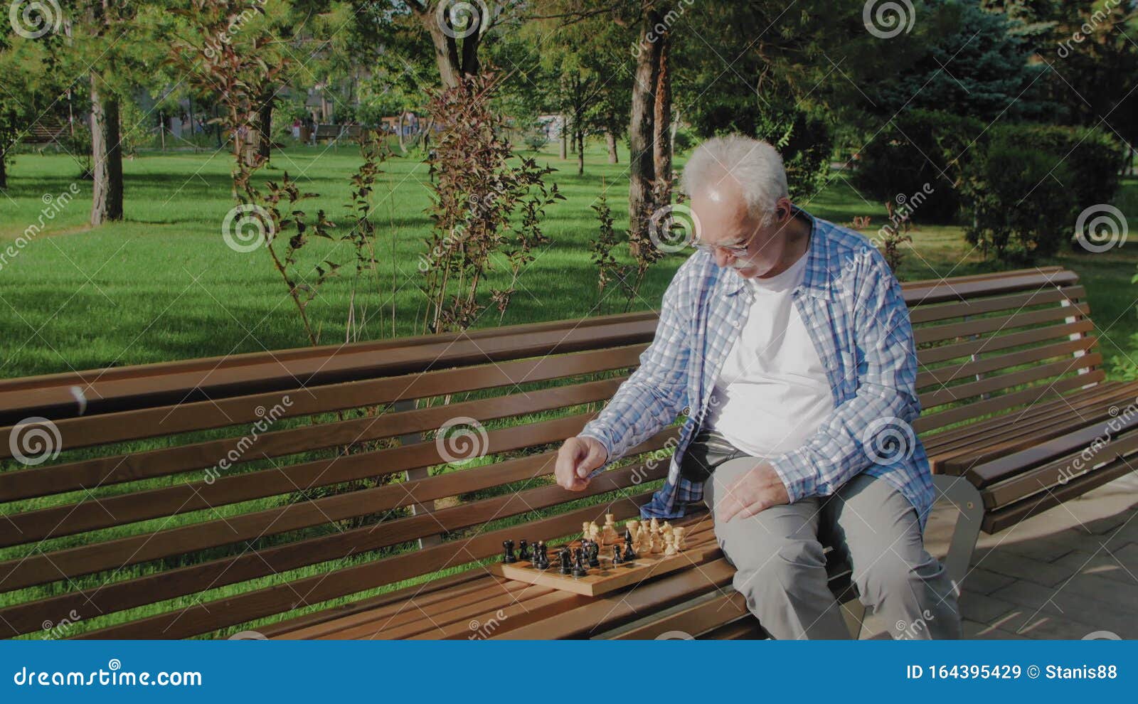 O velho falando sozinho e jogando xadrez está na frente do espelho., Banco  de Video - Envato Elements