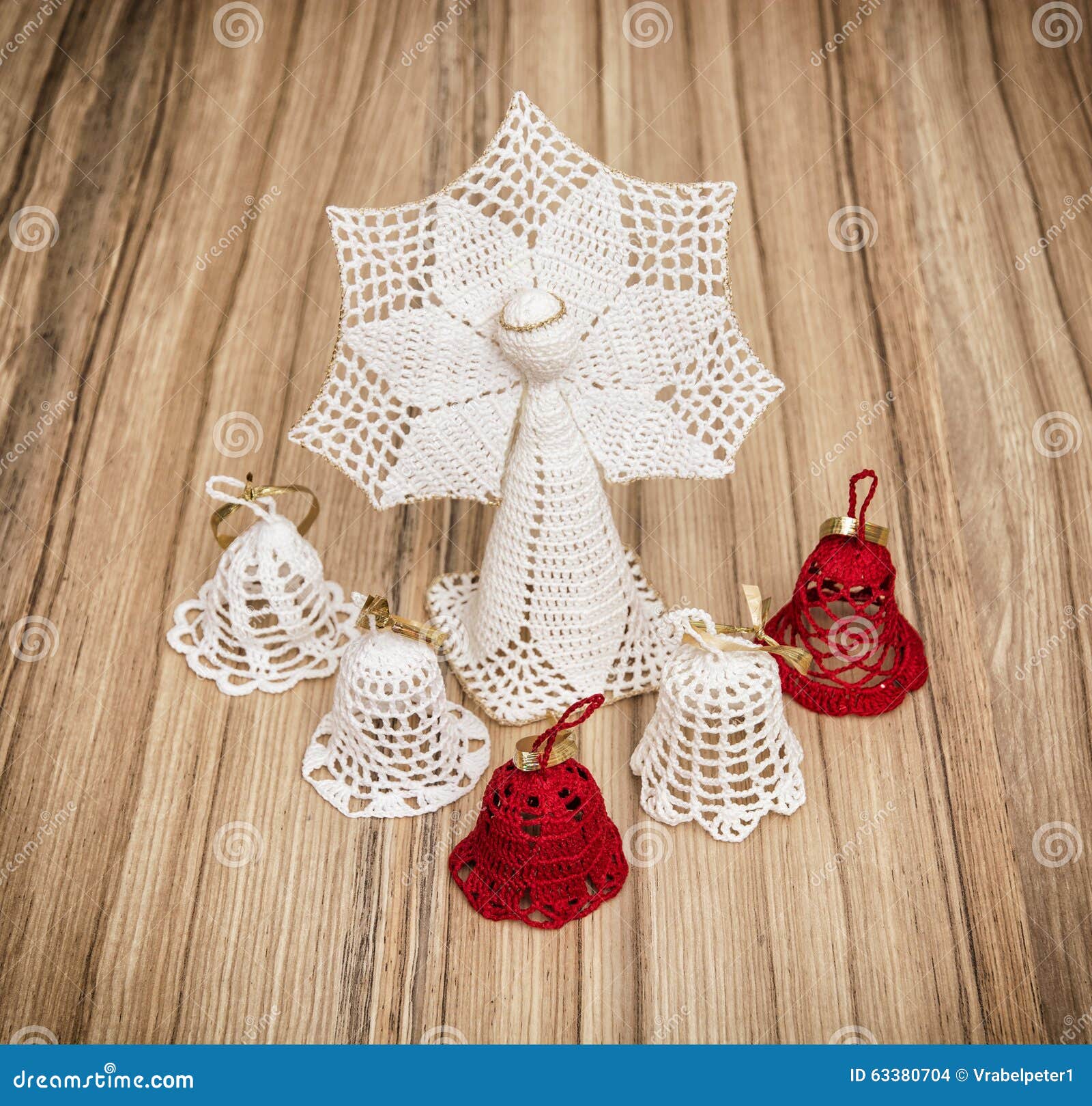 O Vermelho E O Branco Fazem Crochê O Anjo E Os Sinos Do Natal Foto de Stock  - Imagem de tricô, xmas: 63380704