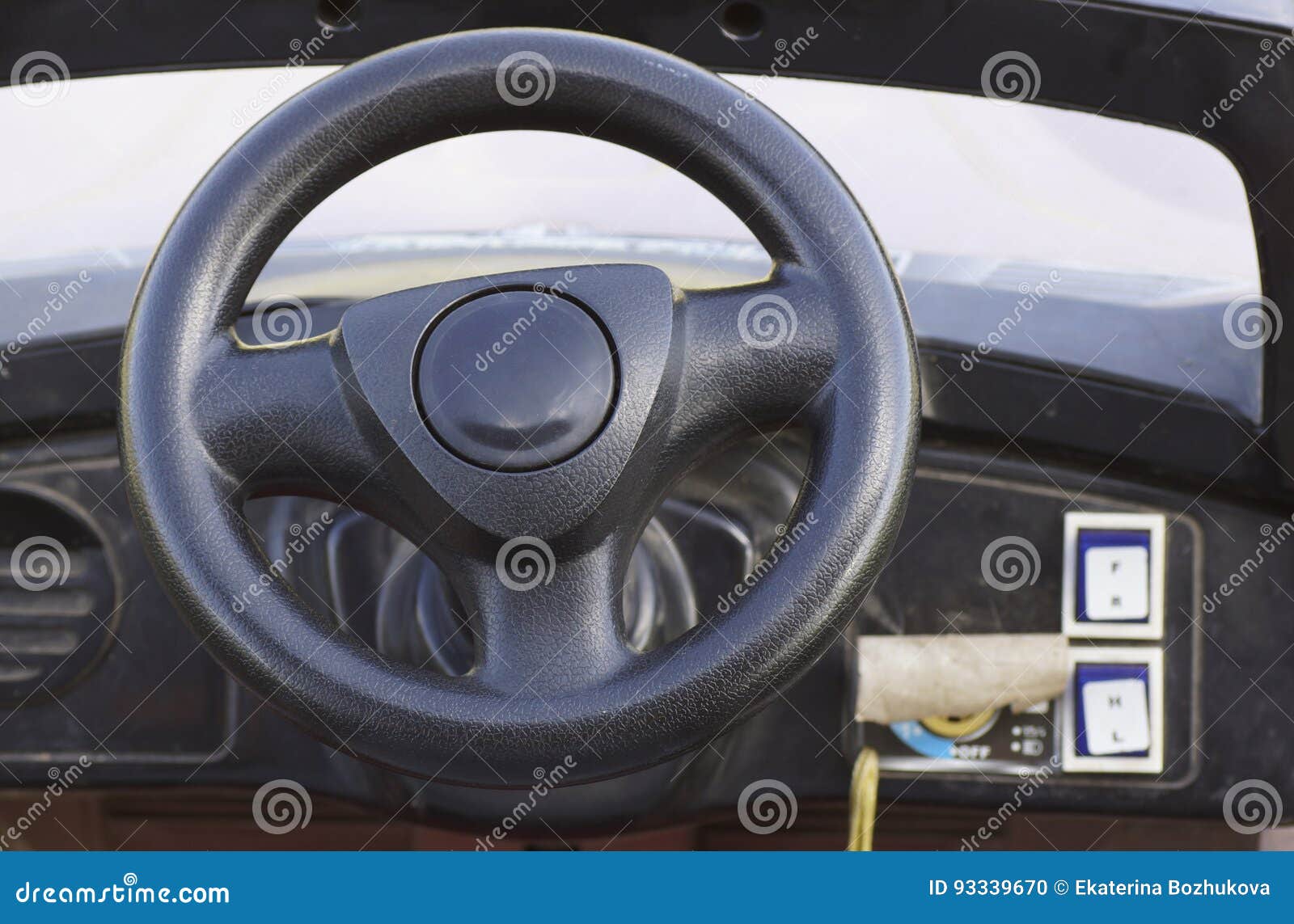 O Volante De Um Carro Do Brinquedo Foto de Stock - Imagem de horizontal,  elétrico: 93339670