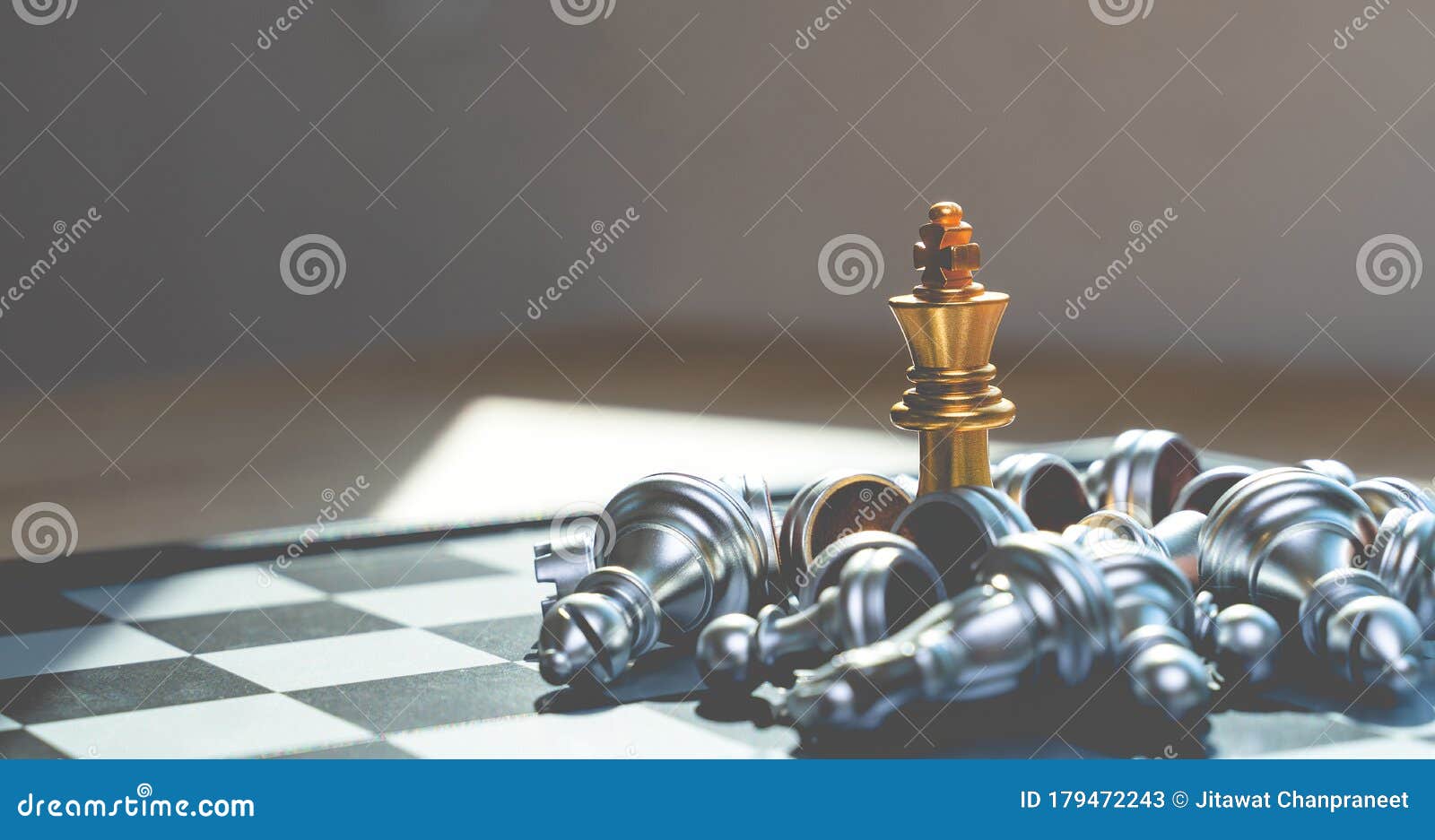 Conceito de estratégia de negócios representado por uma peça de xadrez  rainha dourada cercada por xadrez prateado caído