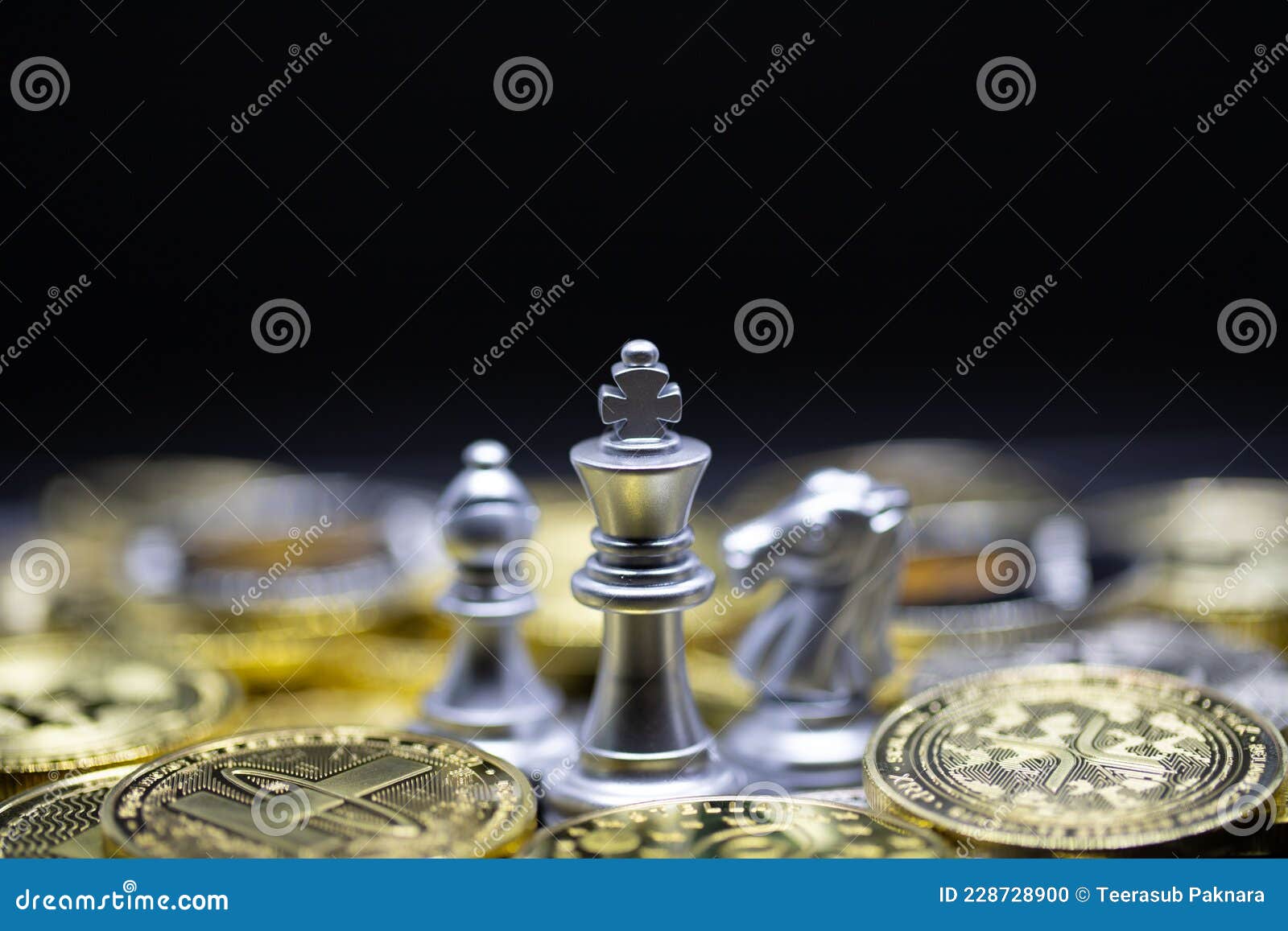 Xadrez do rei dourado em frente a outro xadrez