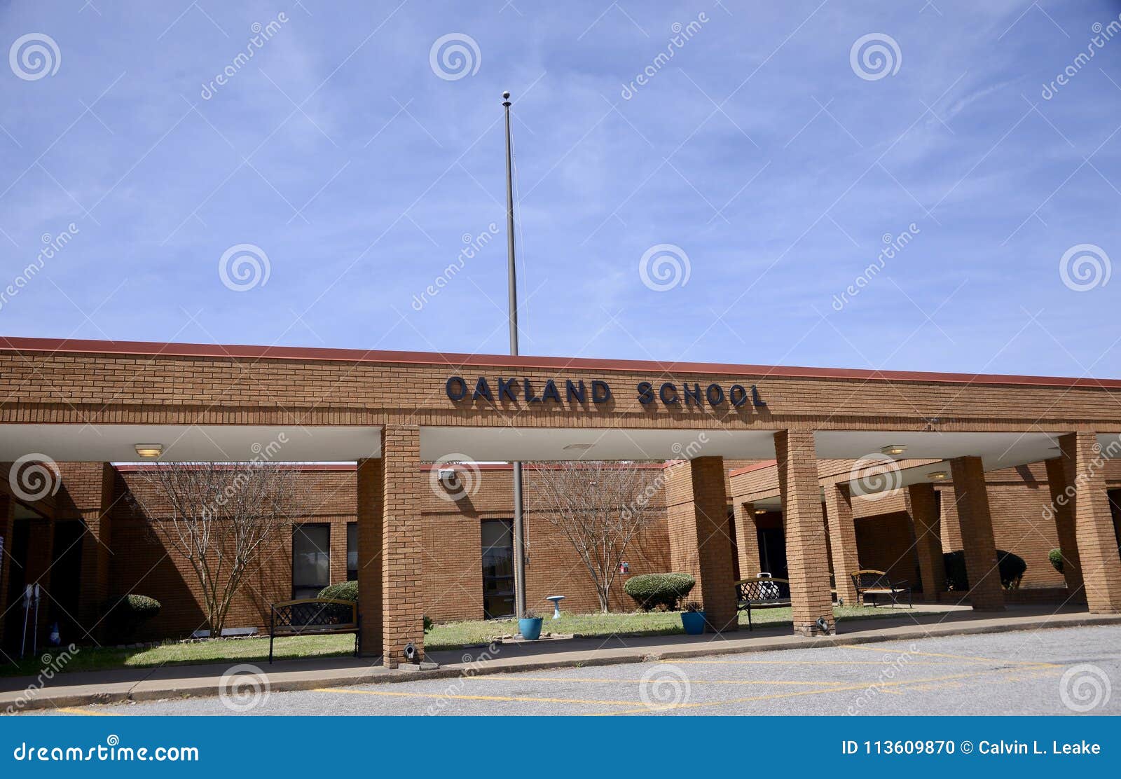 OaklandSchulhaupteingang, Oakland, TN Redaktionelles Bild Bild von