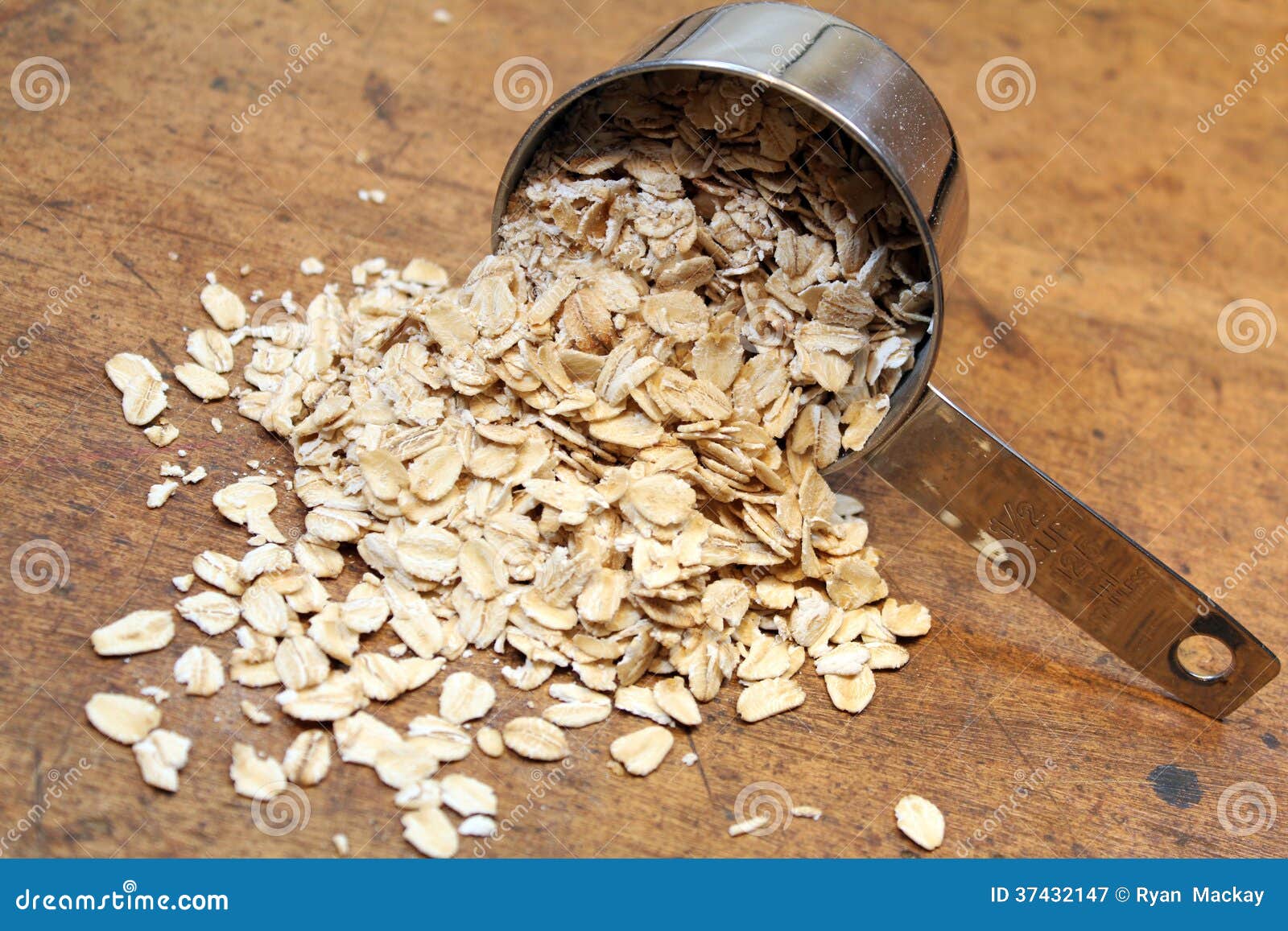 Oatmeal and measuring cup stock image. Image of baking 37432147