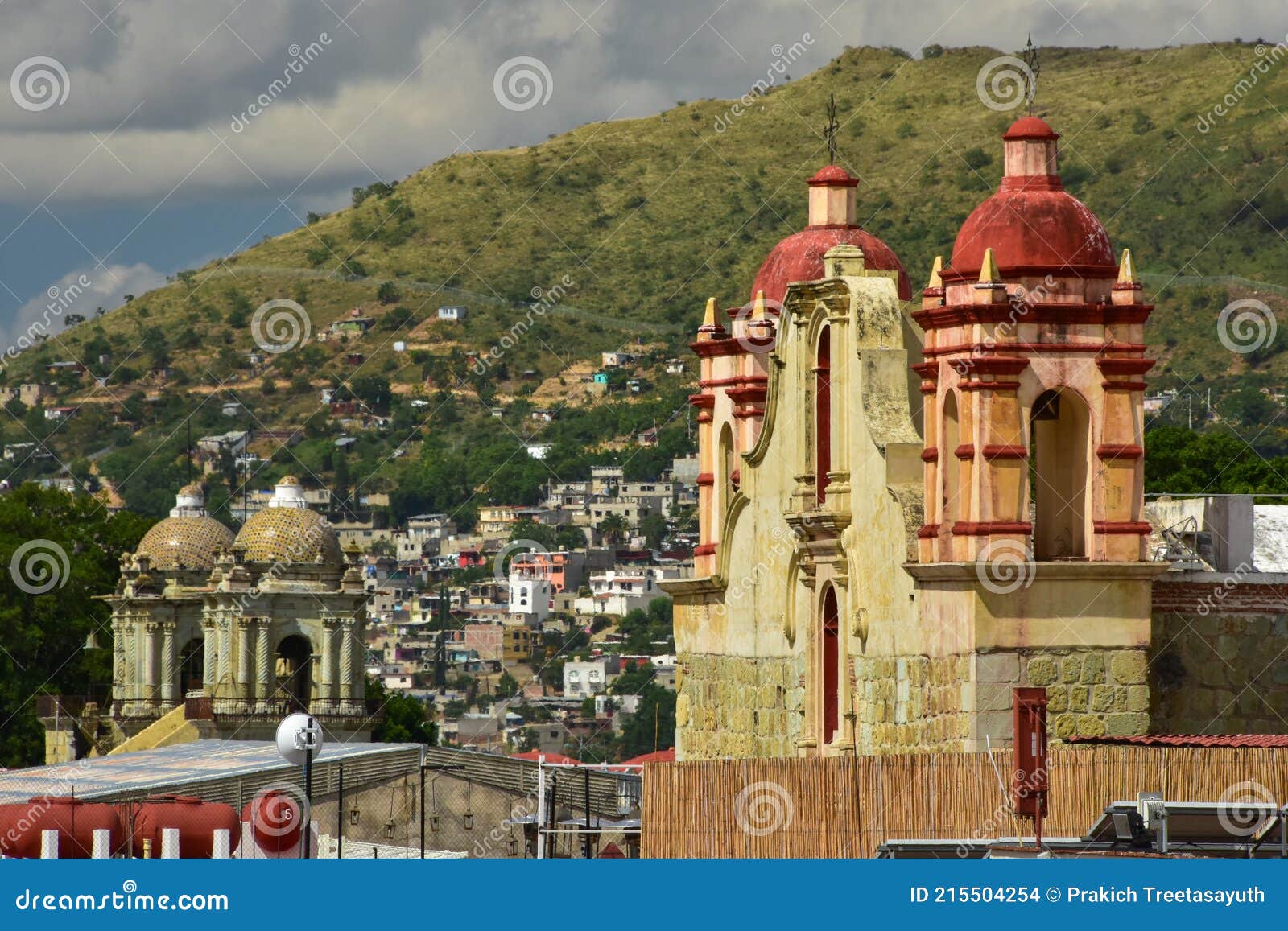 oaxaca de juÃÂ¡rez is the capital and largest city of the eponymous state in mexico