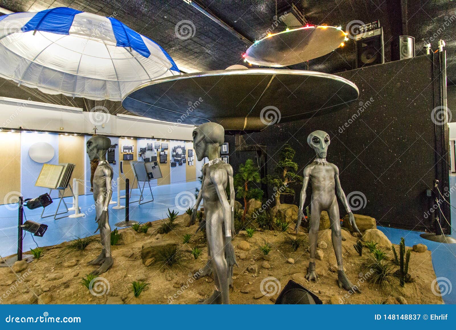Obcy statek kosmiczny W Roswell Nowym - Mexico. Roswell, Nowy Kwiecień 28, 2019: - Mexico, usa - Extraterrestrial obcy statku kosmicznego lądowanie przy zawody międzynarodowi UFO muzeum I Badawczy centrum w Roswell, Nowym - Mexico