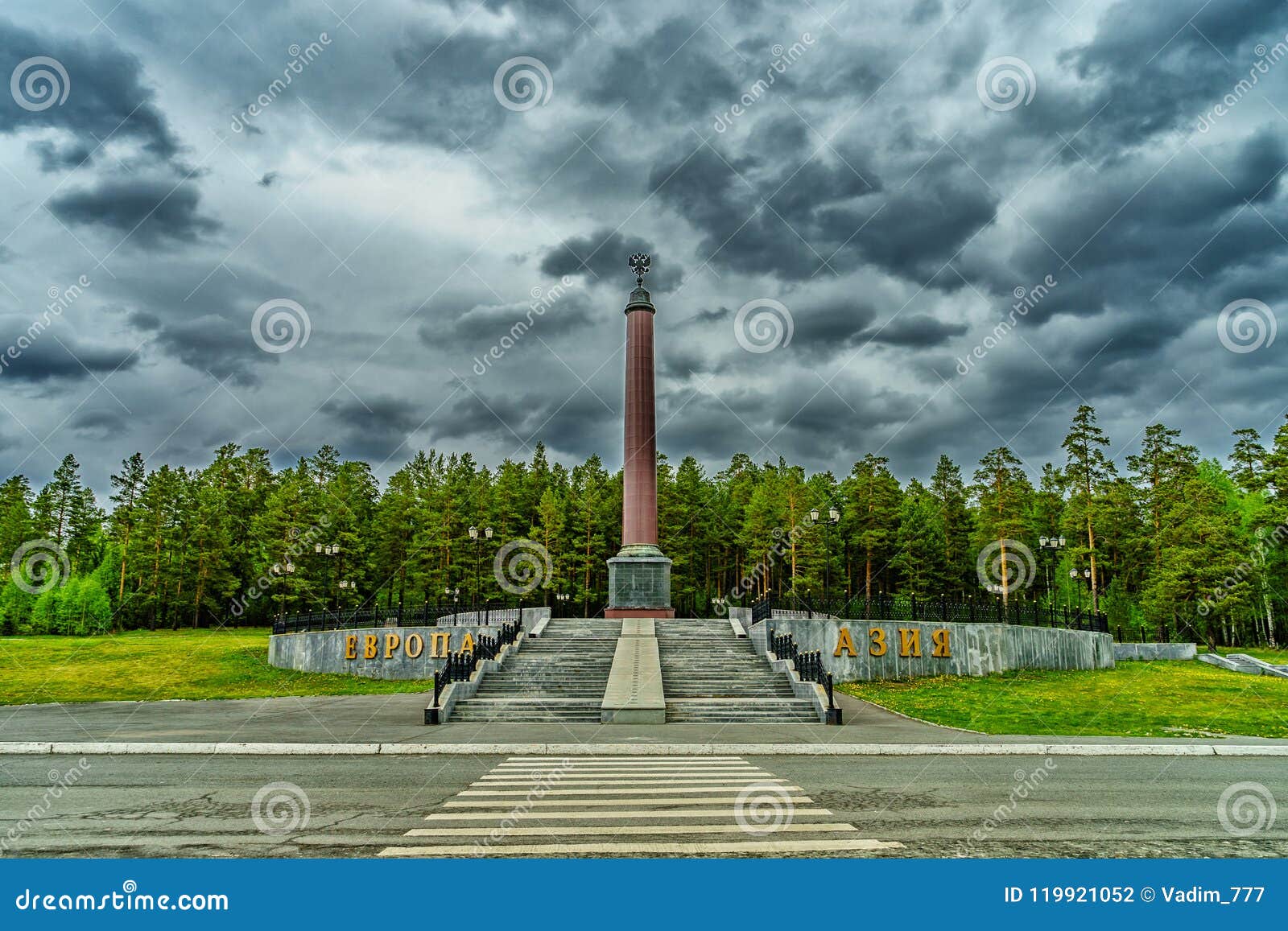 obelisco-en-la-frontera-entre-europa-y-asia-rusia-2018-fotograf-a