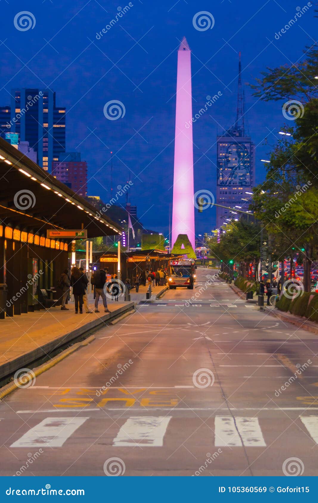 Obelisk Buenos Aires Argentina. Gatasikt för tidig afton av obelisken i Buenos Aires Argentina