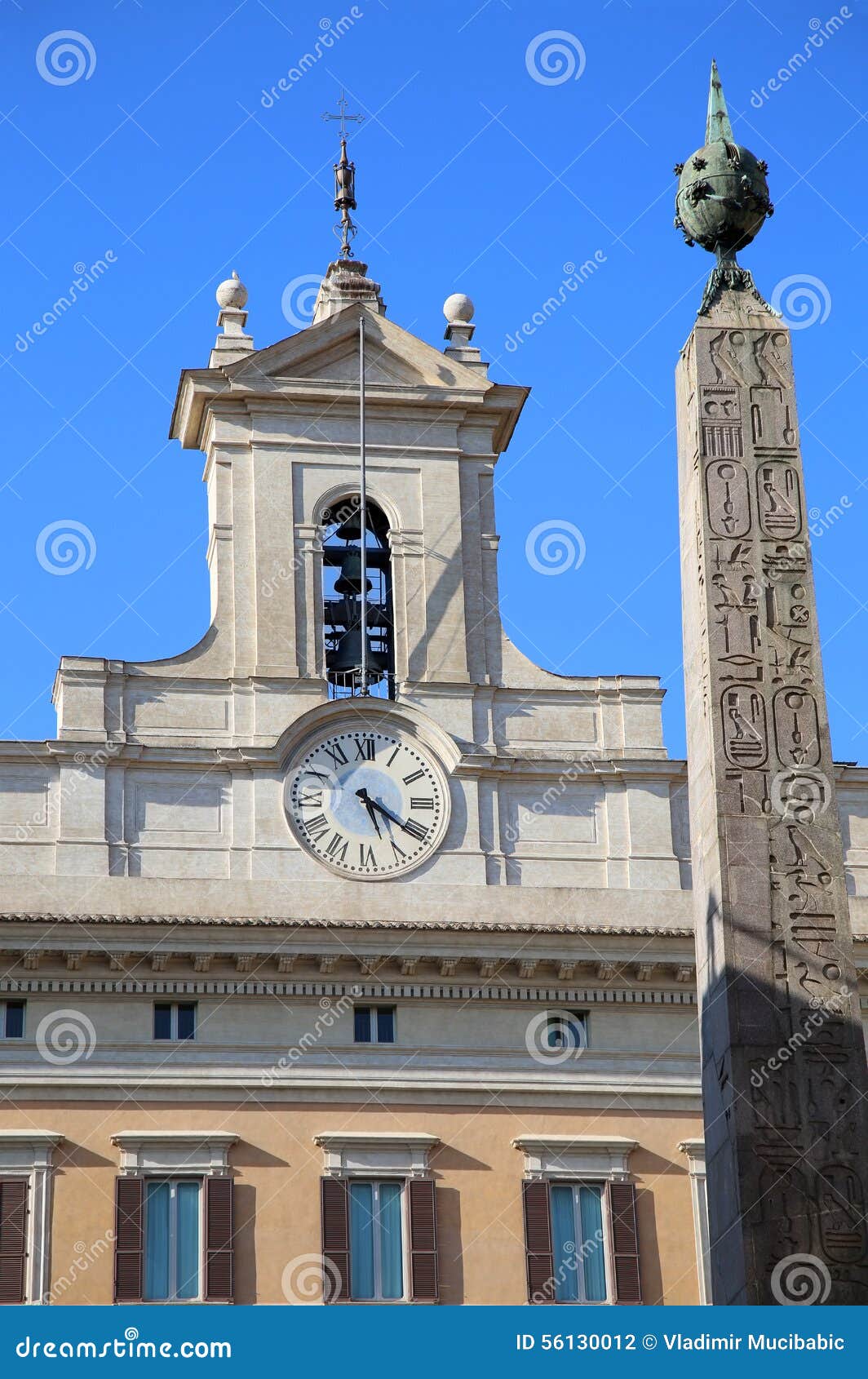 Obelisk von Montecitorio und italienisches Parlament auf Piazza di Montecitorio in Rom, Italien