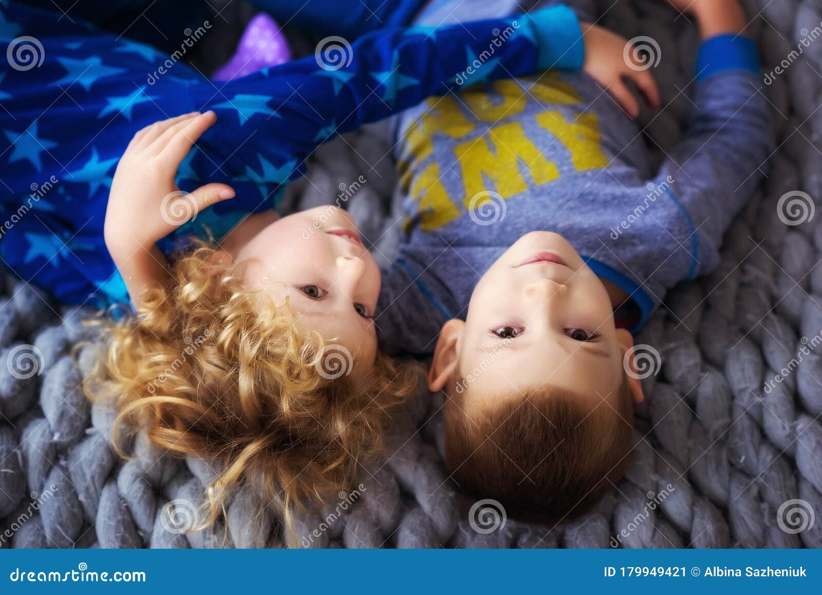 Obere Sicht Auf Die Kinder Im Bett Mit Grauer Abdeckung Kleiner