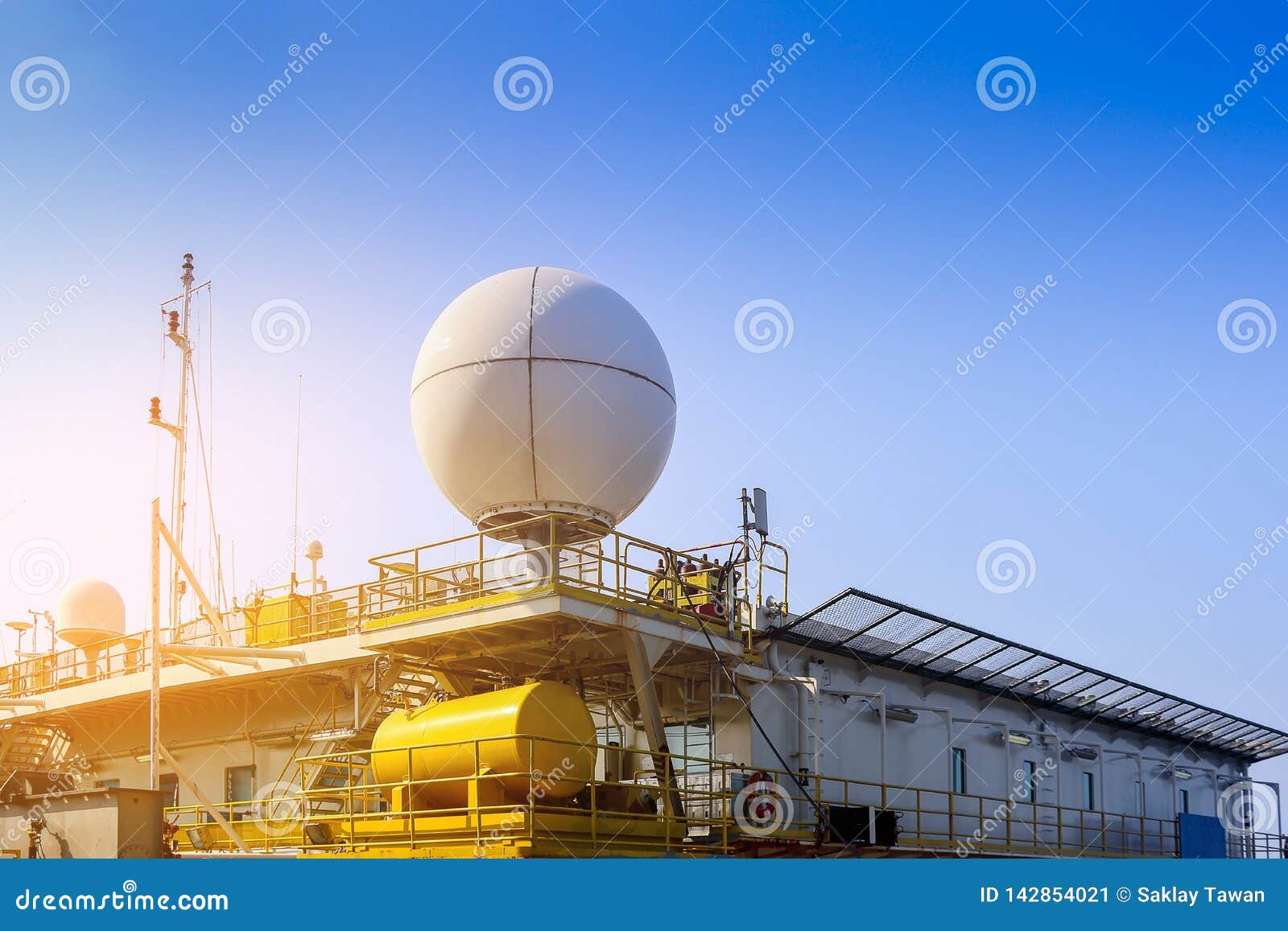 Oberer Hubschrauber-Landeplatz Auf Lastkahn Mit Antenne Mast Und