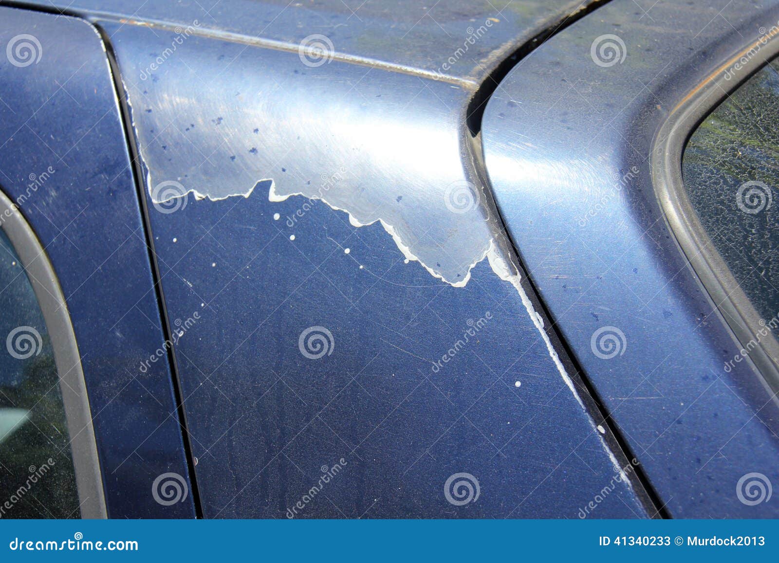 Obieranie samochodu Paintwork. Obierania samochodowy paintwork na błękitnym samochodzie