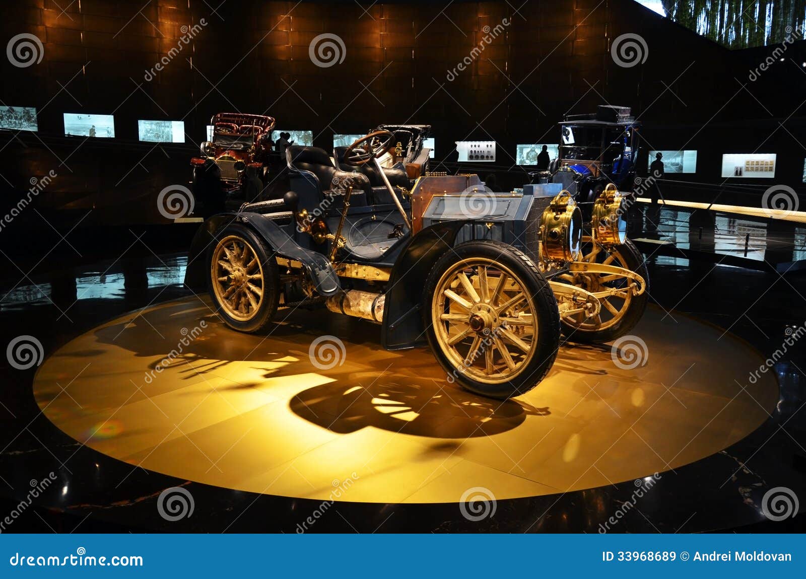 Détails D'un Gros Plan De Voiture Vintage. Pour Faire De La Publicité. Le  Miroir D'une Voiture De Collection D'une Classe Représentative Du Milieu Du  Siècle Dernier Banque D'Images et Photos Libres De