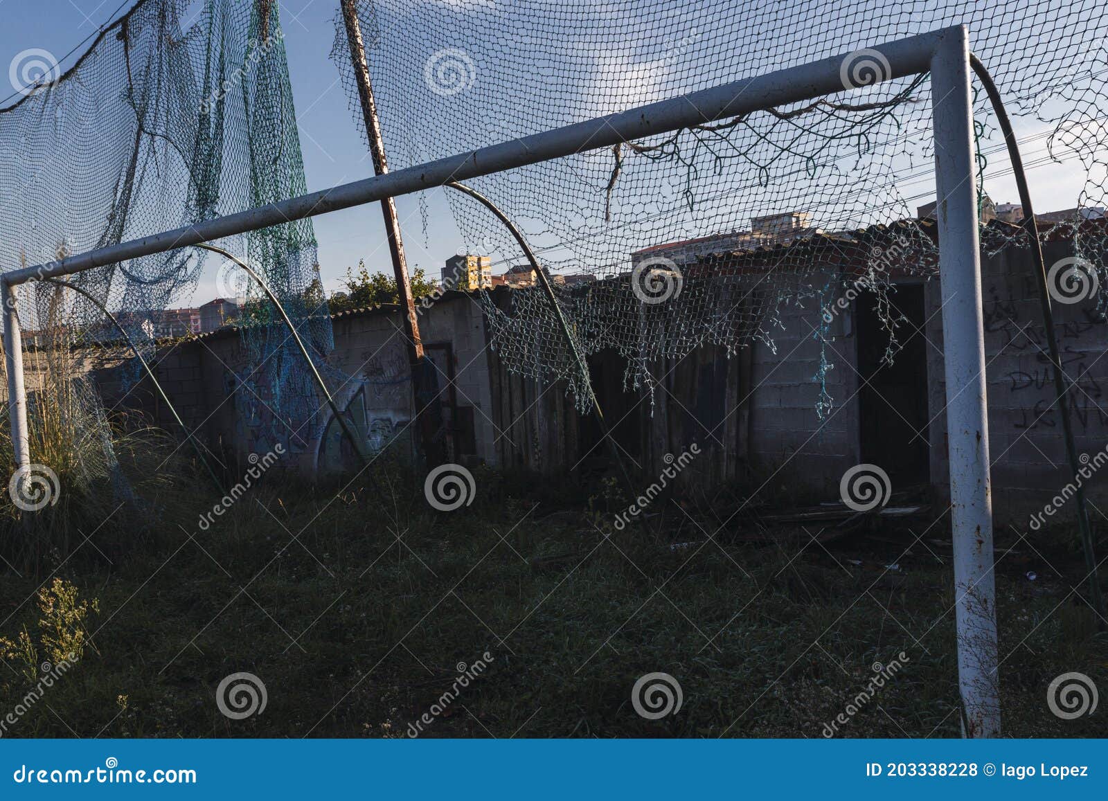 A velha bola de futebol na grama pior, pobre campo de jogo de futebol na  zona rural