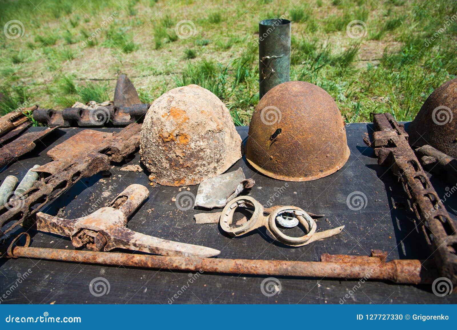 Objetos Encontrados Durante Excavaciones En El Campo De Batalla Foto de  archivo - Imagen de casco, cubo: 127727330