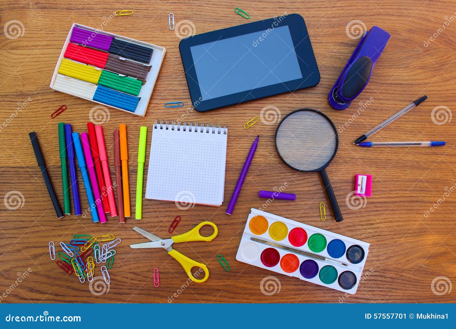 Objets De Papeterie Bureau Et Fournitures Scolaires Sur La Table Image  stock - Image du couleur, magnifier: 57557701