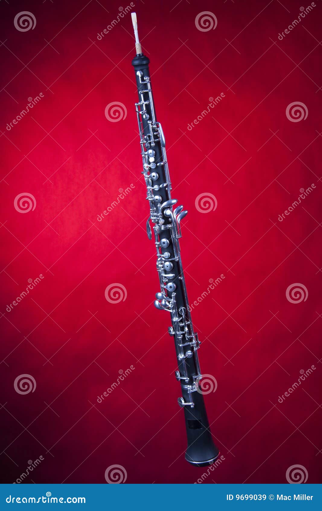 oboe trennte auf rotem hintergrund stockbild  bild von