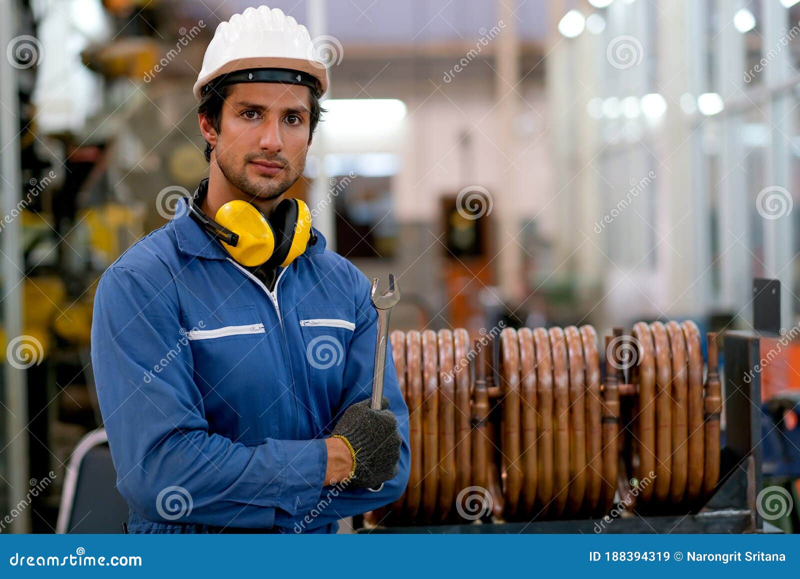 trabajador de fábrica hombre con casco y orejeras de reducción de