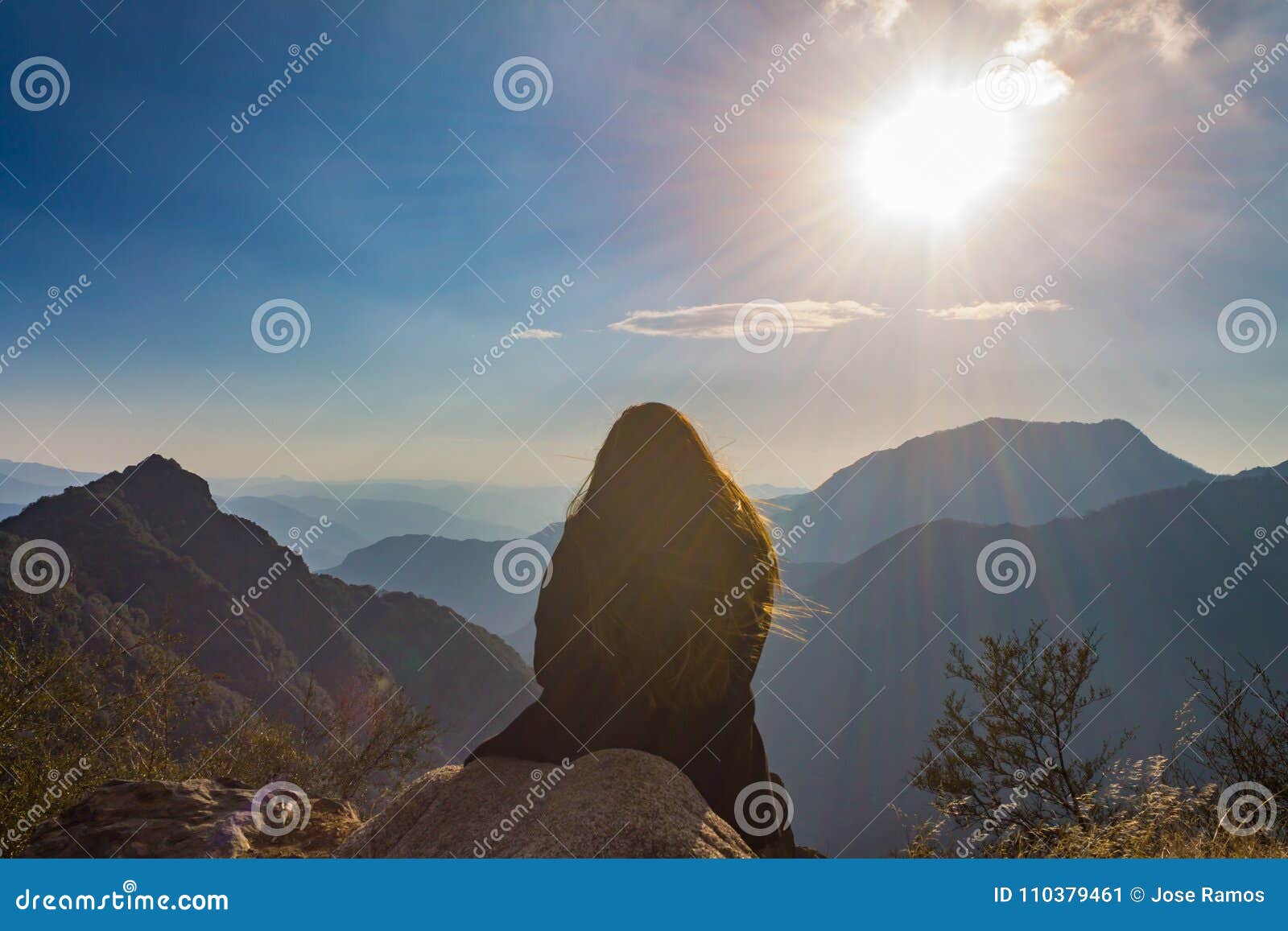 Observation Du Coucher Du Soleil Sur Les Montagnes Image