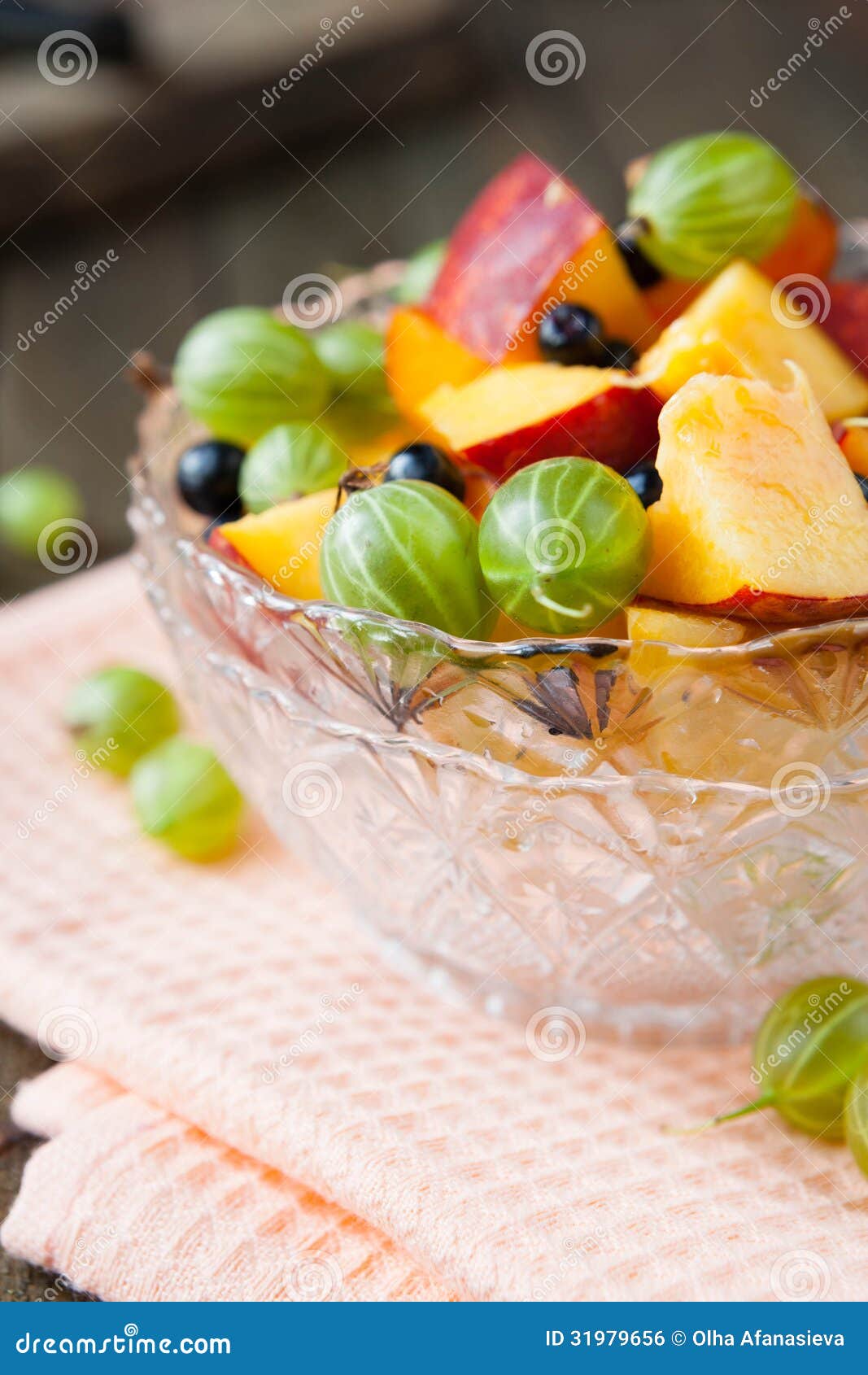 Obstsalat mit Beeren stockfoto. Bild von nahrung, schnitt - 31979656