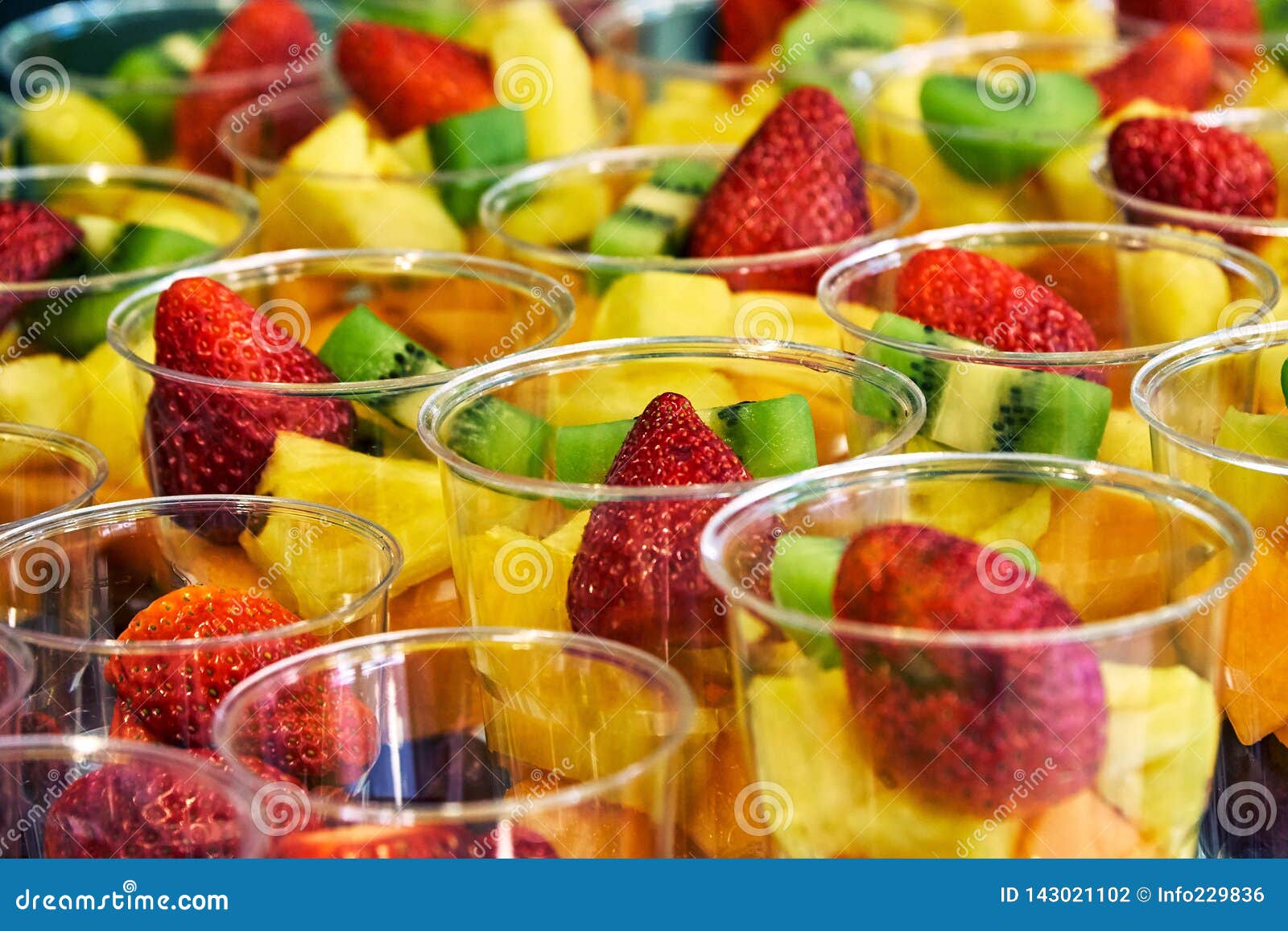 Obstsalat mit Erdbeeren stockfoto. Bild von farbe, kiwi - 143021102