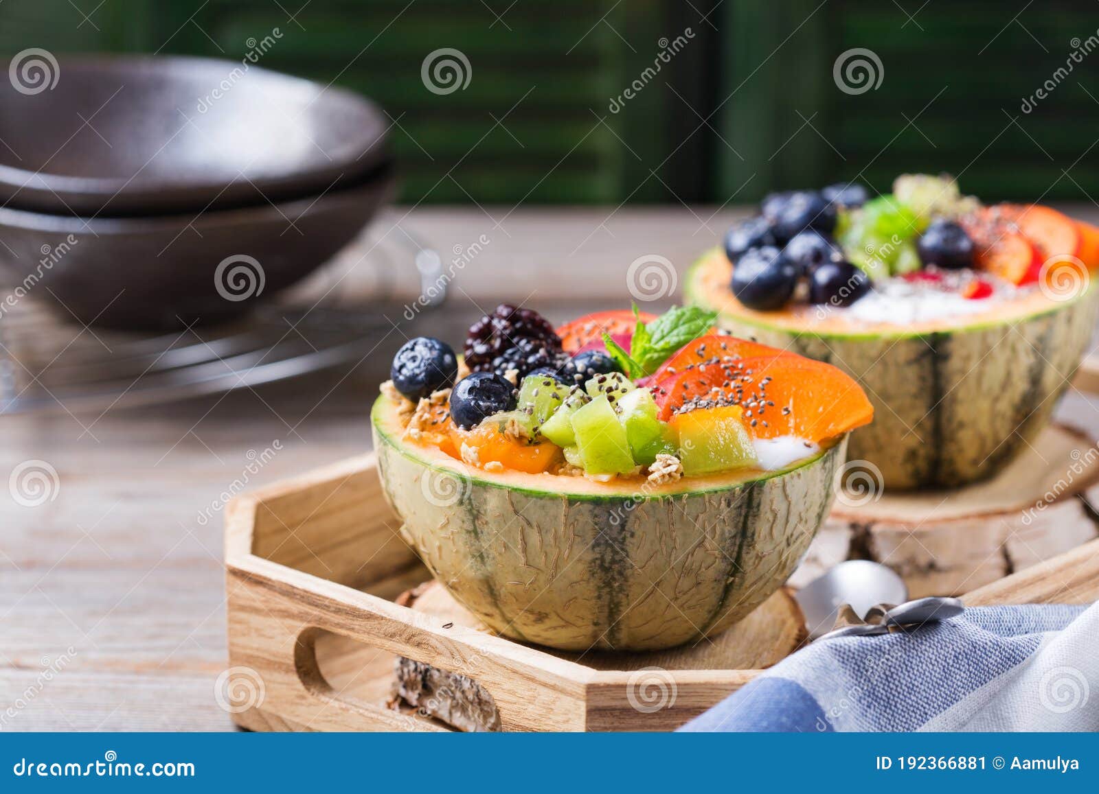 Obstsalat Mit Jogurt In Geschnitzter Melonenkantalupenschüssel