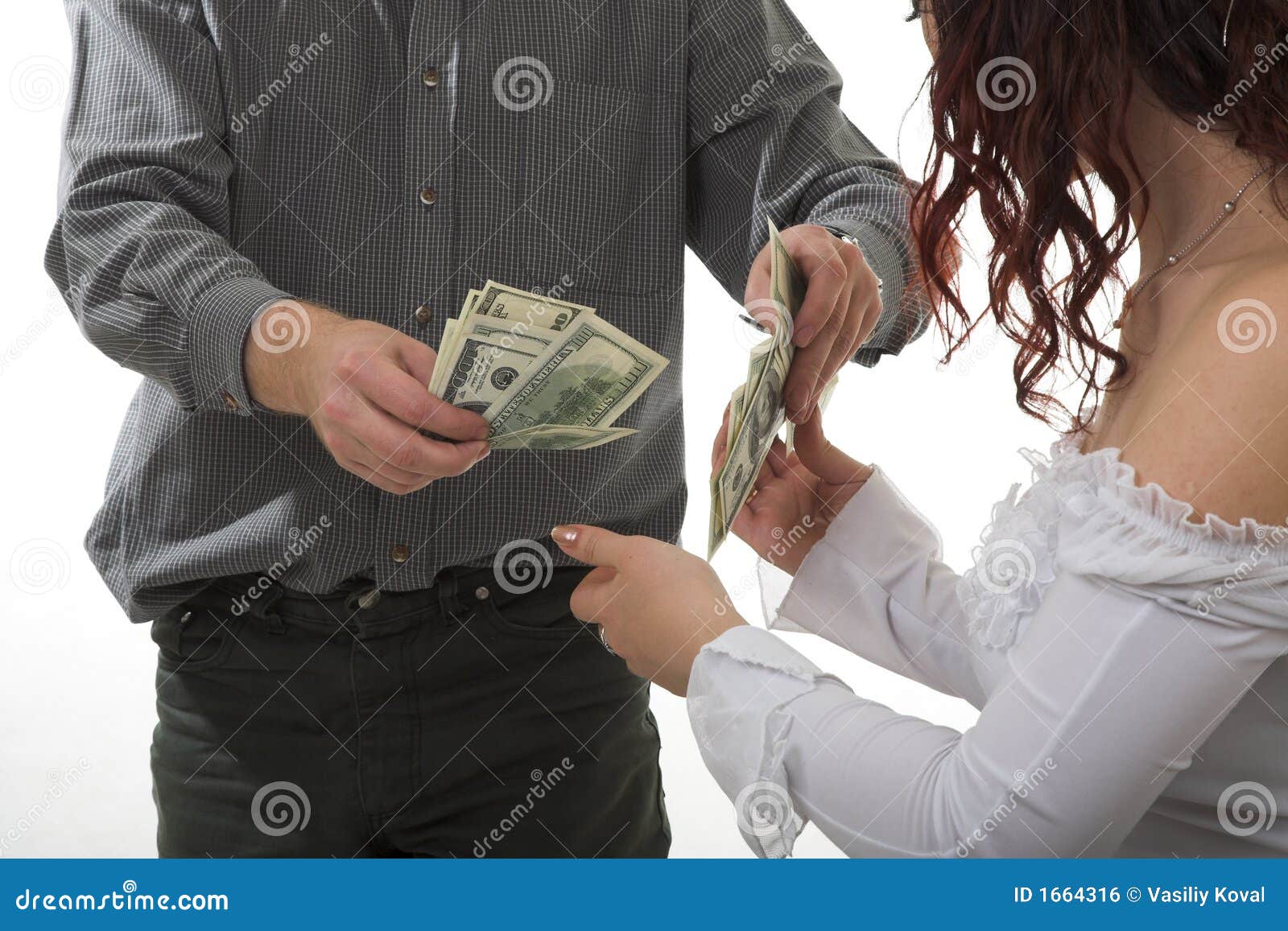 Русская отдает за деньги. Мужчина деньги девушка. Парень с деньгами. Мужчина дает деньги. Мужчина дает деньги женщине.