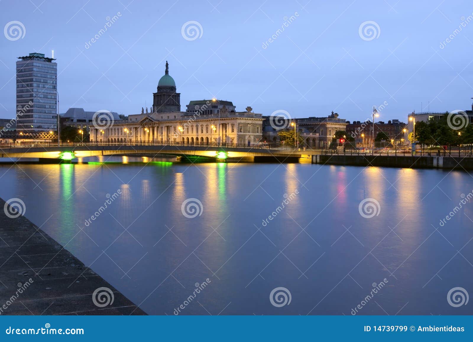 Obyczajowy Dublin domowy Ireland. Przez obyczajową Dublin domową Ireland liffey rzekę widzieć