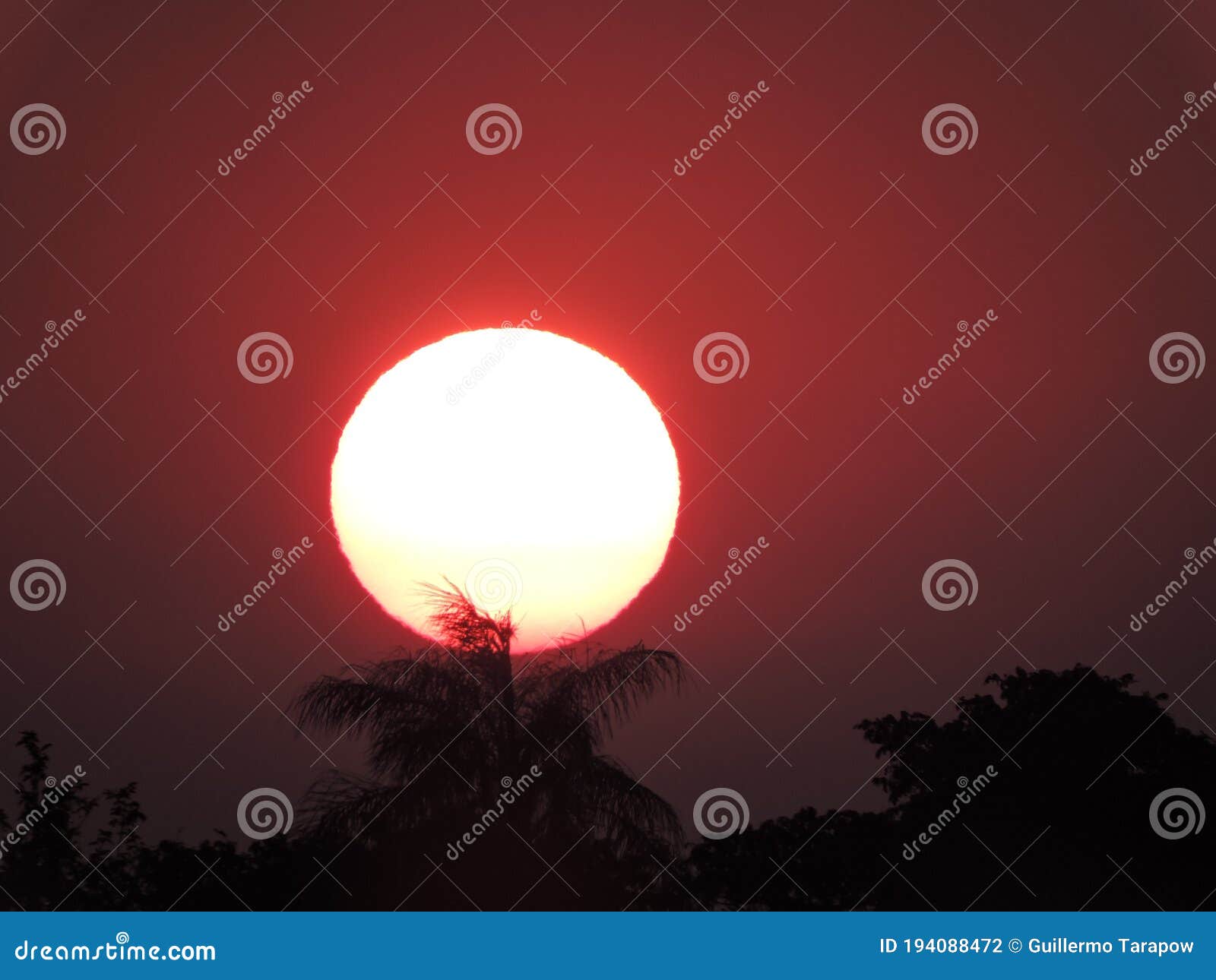 ocaso caluroso, puesta de sol en la hidrovia paraguay parana