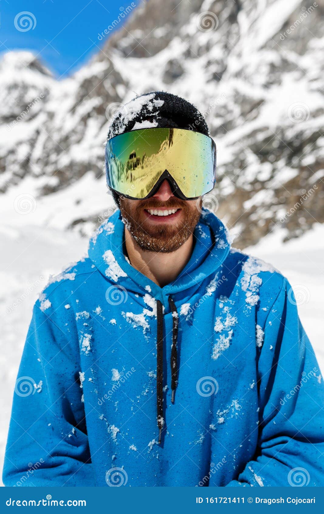 Occhiali Da Sci Di Un Uomo Con Il Riflesso Delle Montagne Nevicate