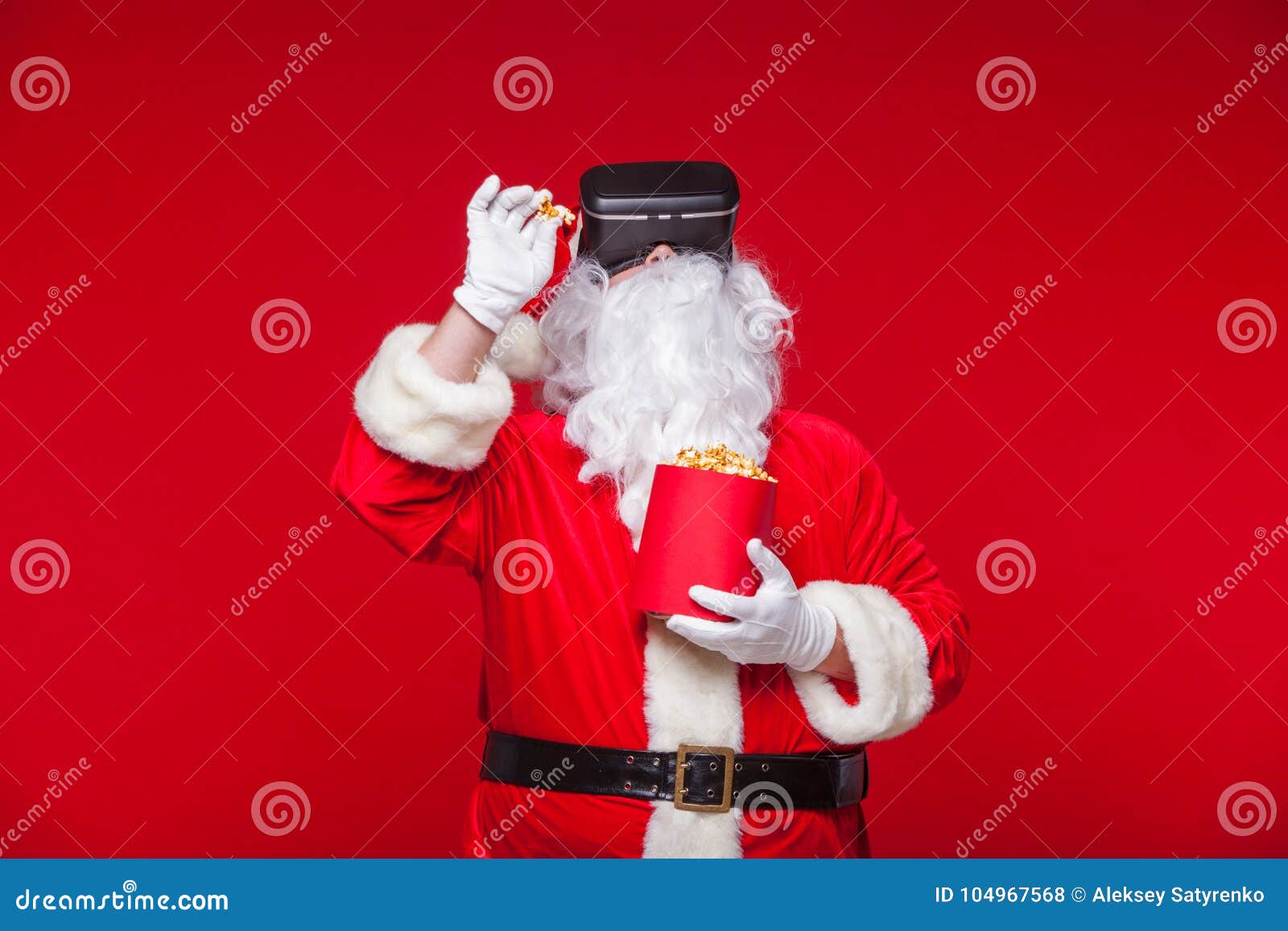 Babbo Natale Virtuale.Occhiali Di Protezione D Uso Di Realta Virtuale Di Santa Claus E Un Secchio Rosso Con Popcorn Su Un Fondo Rosso Natale Fotografia Stock Immagine Di Visualizzazione Concetto 104967568