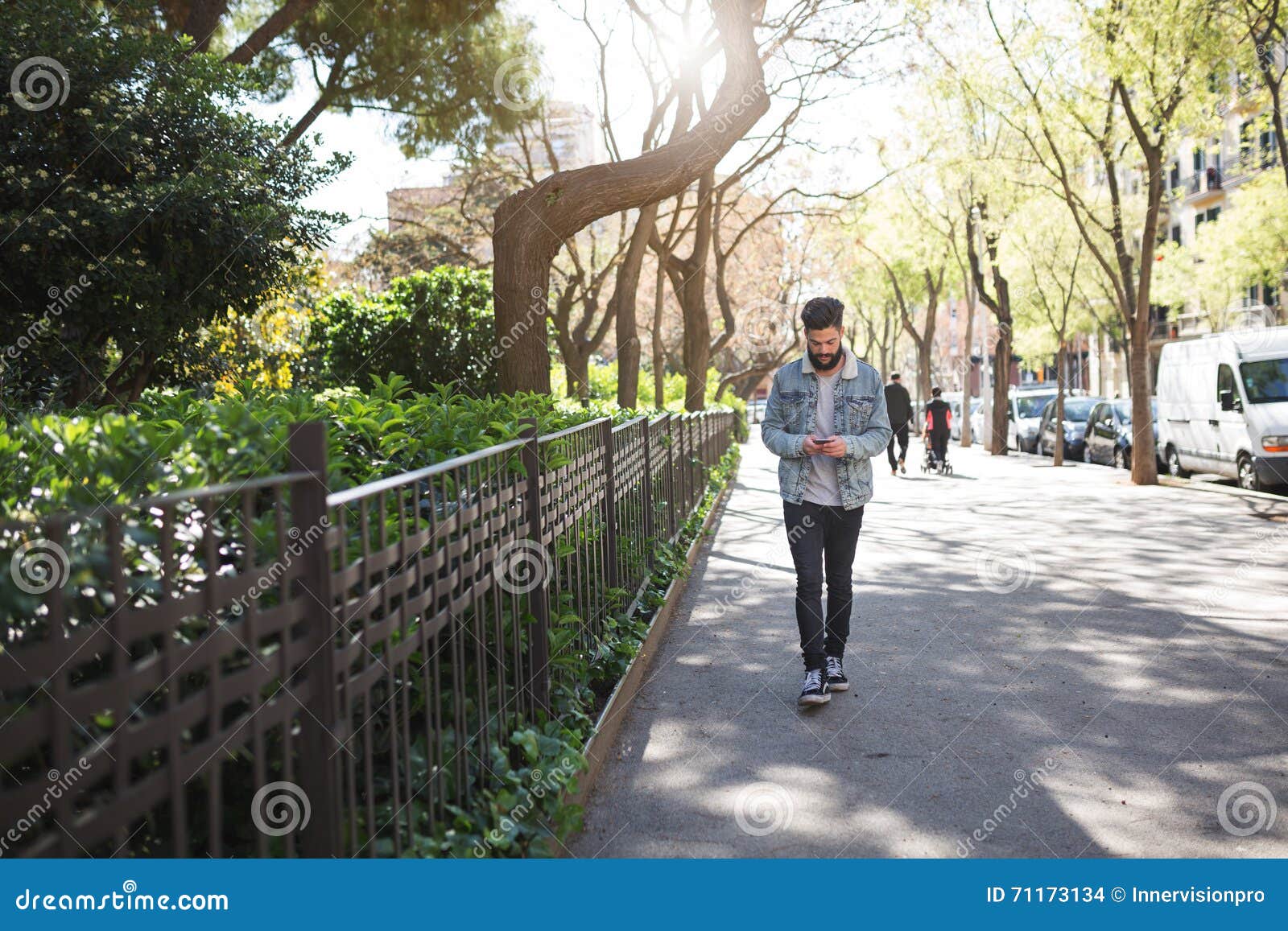 Occupato Con Il Suo Telefono Fotografia Stock Immagine di etnia
