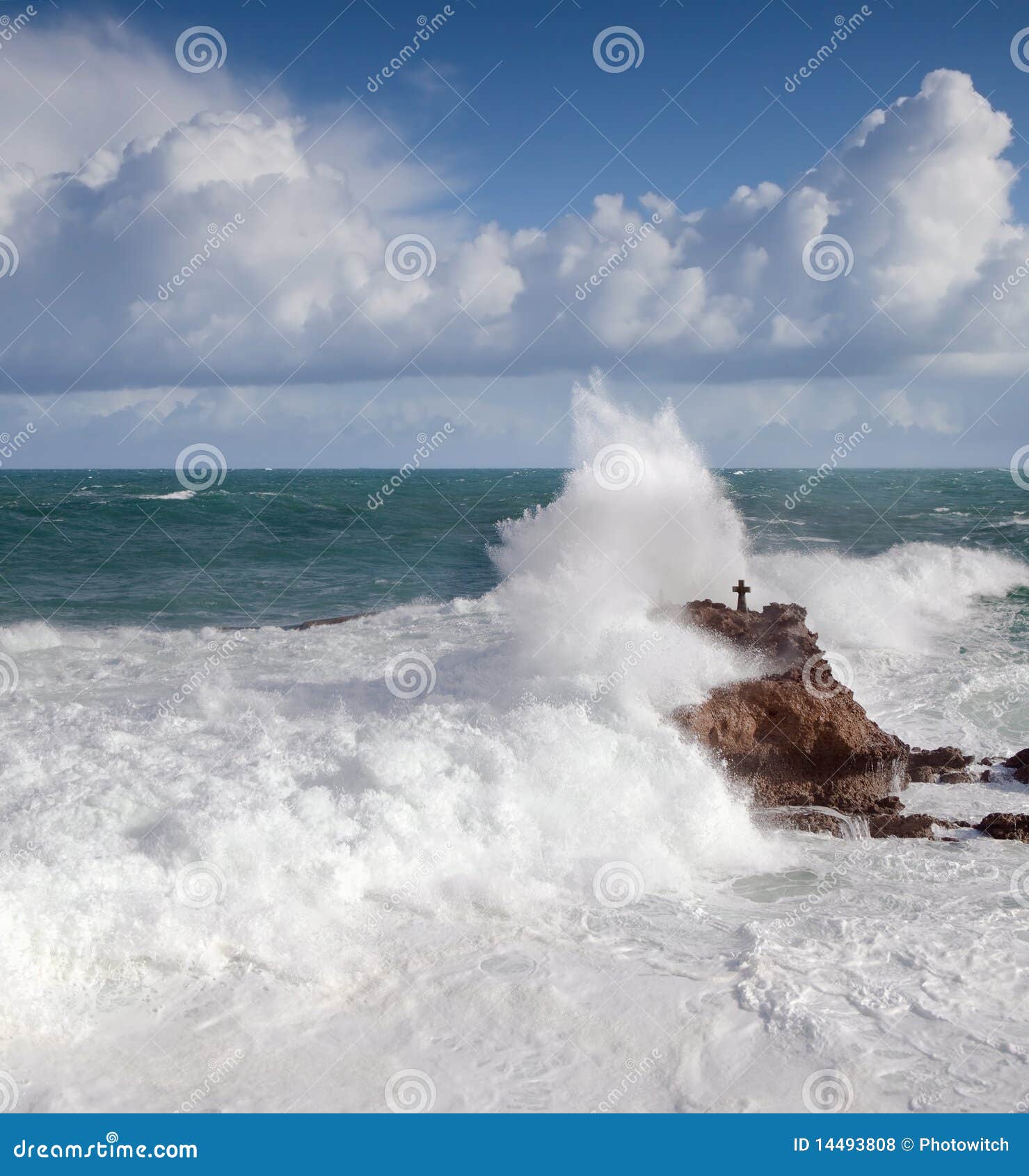 Oceaan in Biarritz. Het strand en de rotsen van Biarritz met wilde bespattende golven (Aquitaine, Frankrijk)