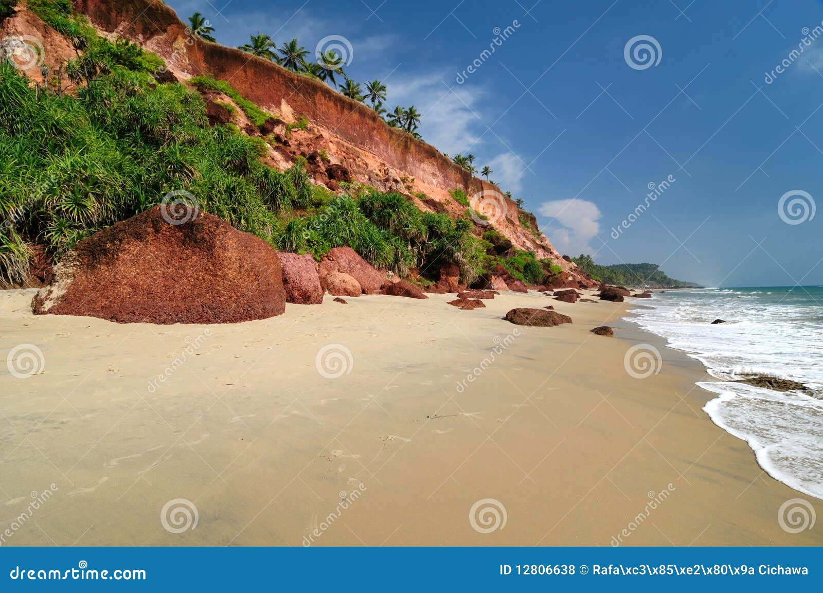 Oceaan Strand. Exotisch klippenstrand in Varkala. Kerala. India