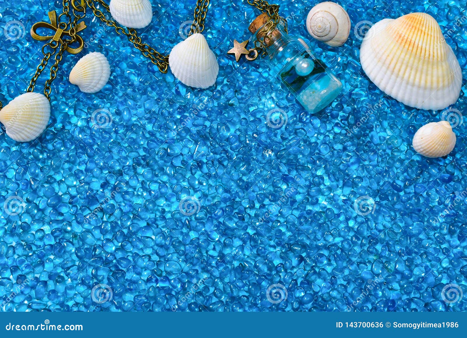 Sea Shells, Snail, Glass Bottle (Vỏ sò, ốc, chai thủy tinh): Tuổi thơ của mỗi người đều có những ký ức về những vật dụng được tìm thấy trên bãi biển. Hình ảnh về Vỏ sò, ốc, chai thủy tinh sẽ khiến bạn trở về thời thơ ấu và cảm nhận được sự đầy màu sắc và trong lành của thiên nhiên xung quanh bạn.