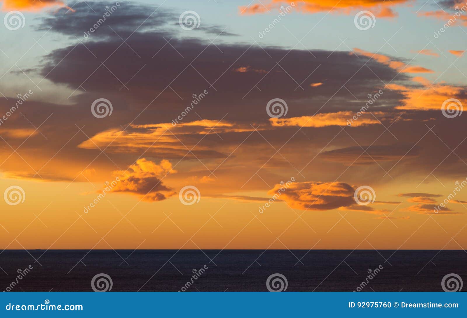 Ocean Indyjski zimy niebo & chmury. Zimy scena nad Plettenberg zatoką, Południowa Afryka