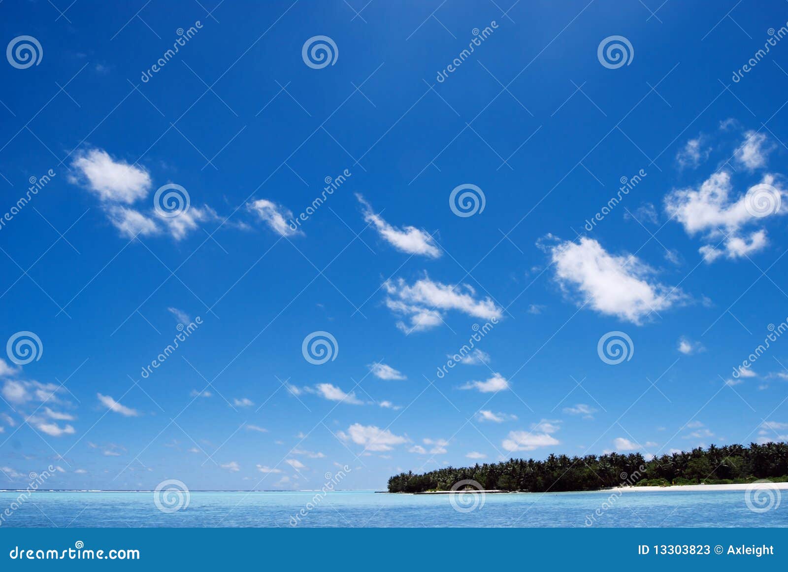 Oceano azul grande e céu azul azul em Maldices.