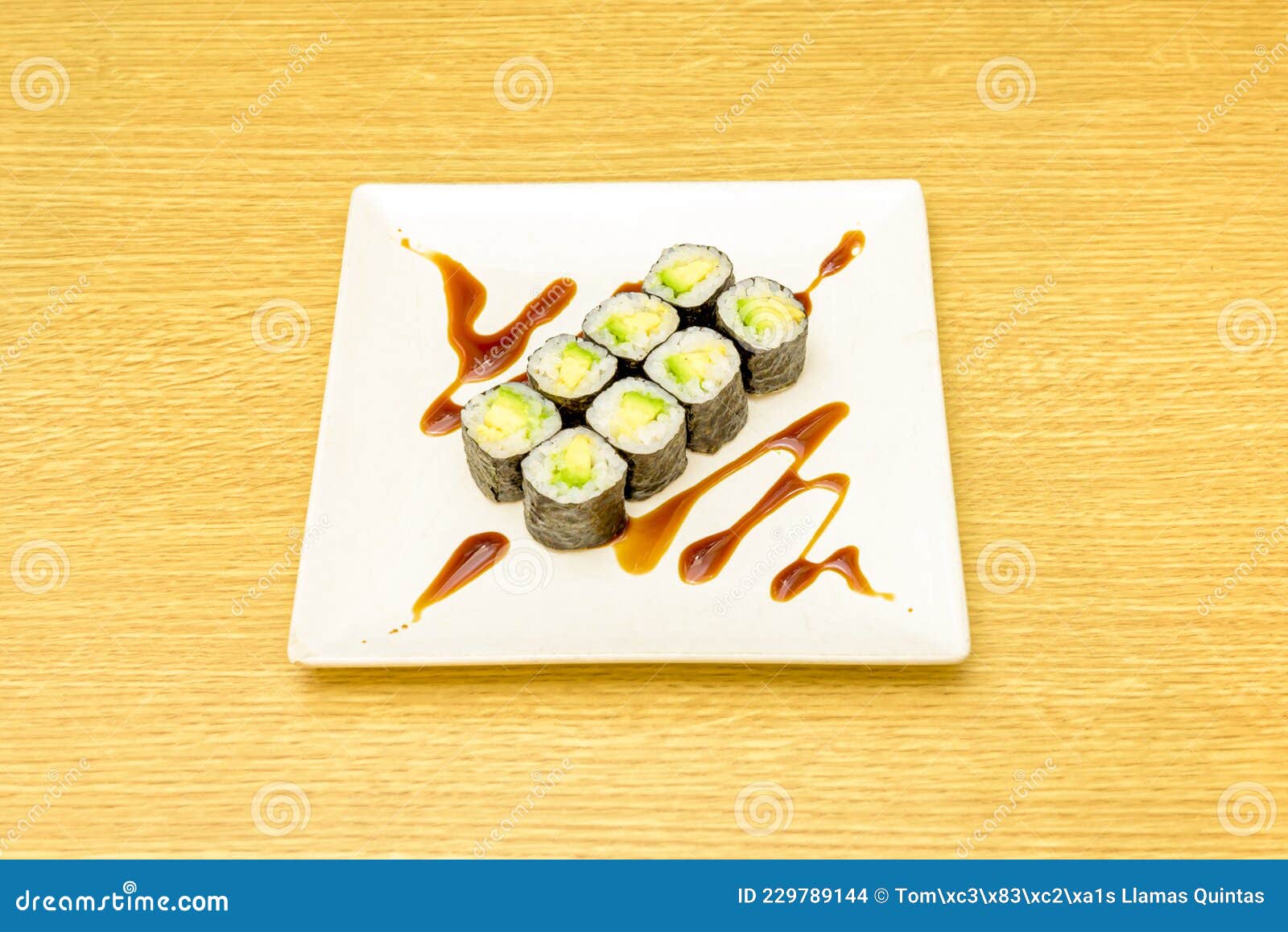ocho piezas de sushi maki de aguacate maduro con arroz japones, algas nori