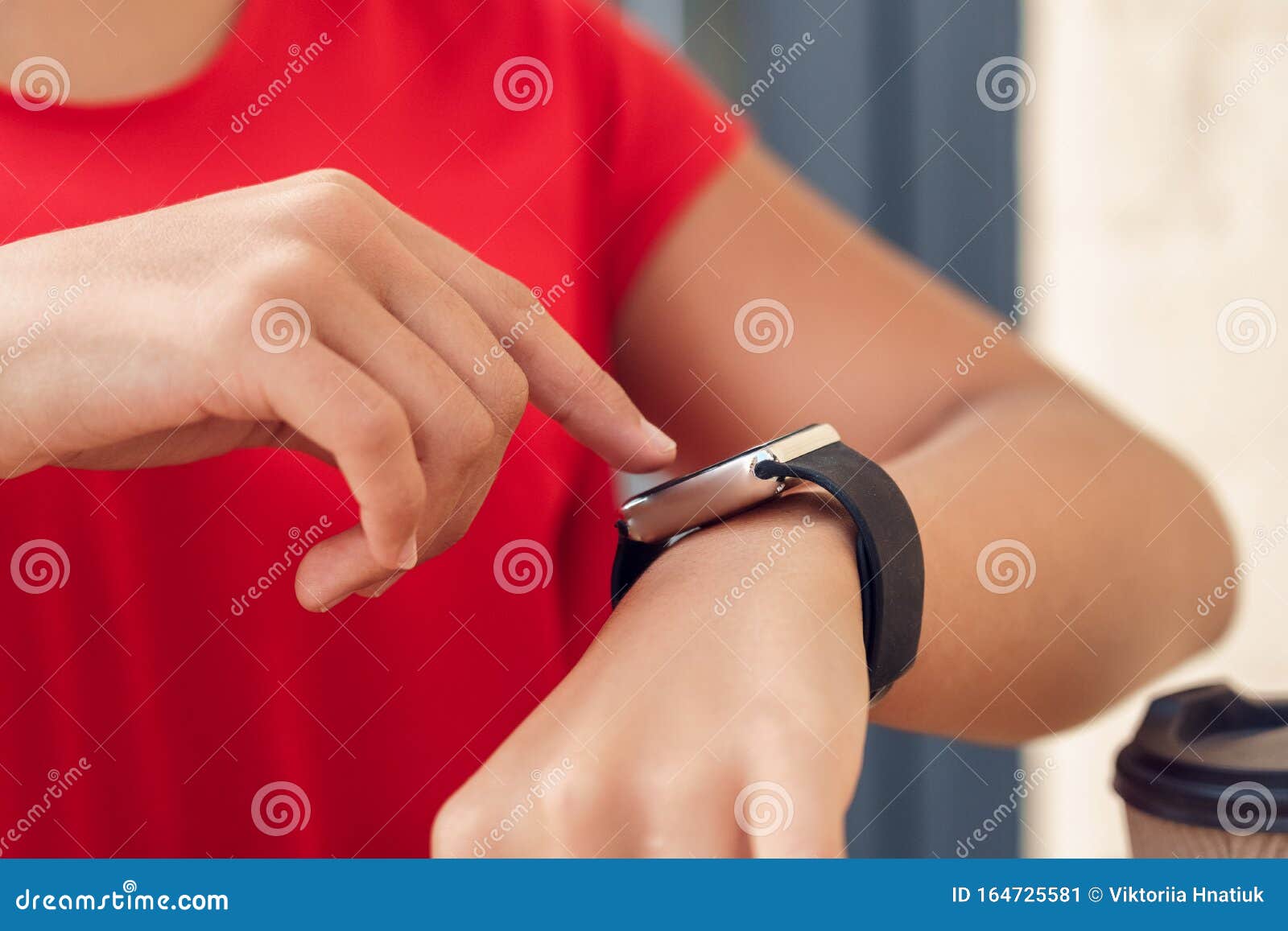 Ocio Al Aire Libre Joven Coqueta Africana Sentada En El Café Revisando El Momento En El Elegante Reloj De Cierre Imagen de archivo - Imagen de libre, ocio: 164725581