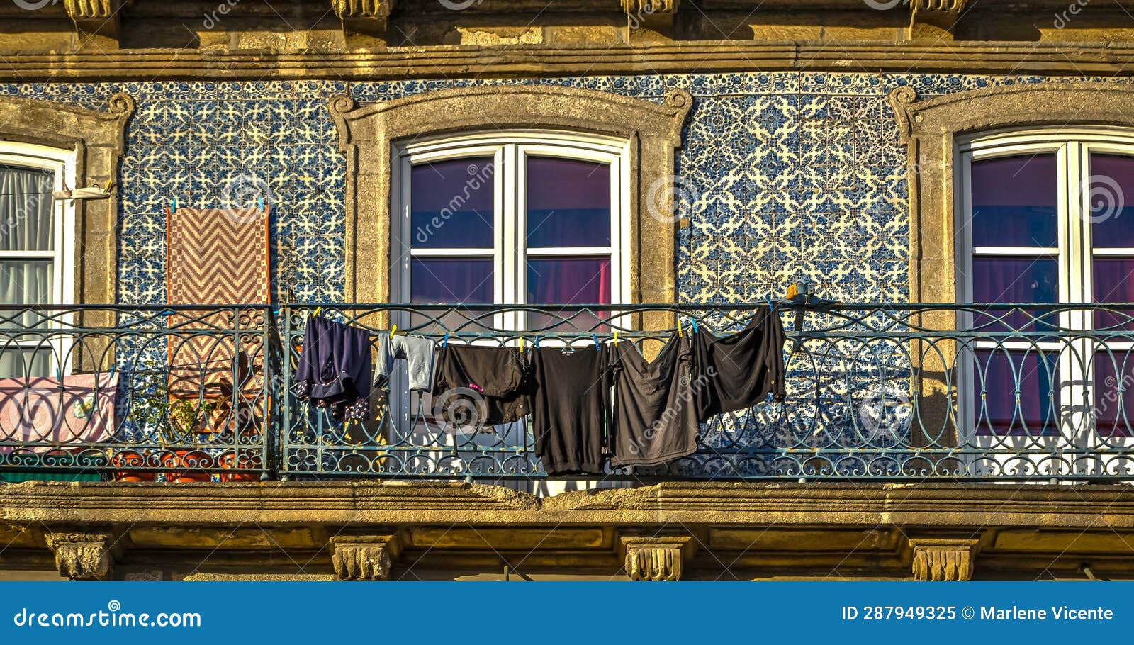 octubre 2013. nice facades of the city of porto. portugal