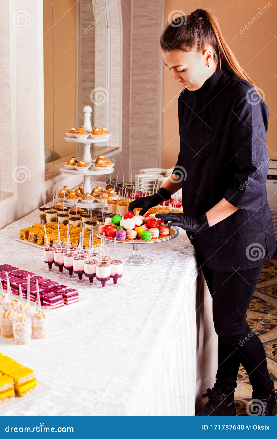 Garçonete De Restaurante Servindo Mesa Com Comida Imagem de Stock