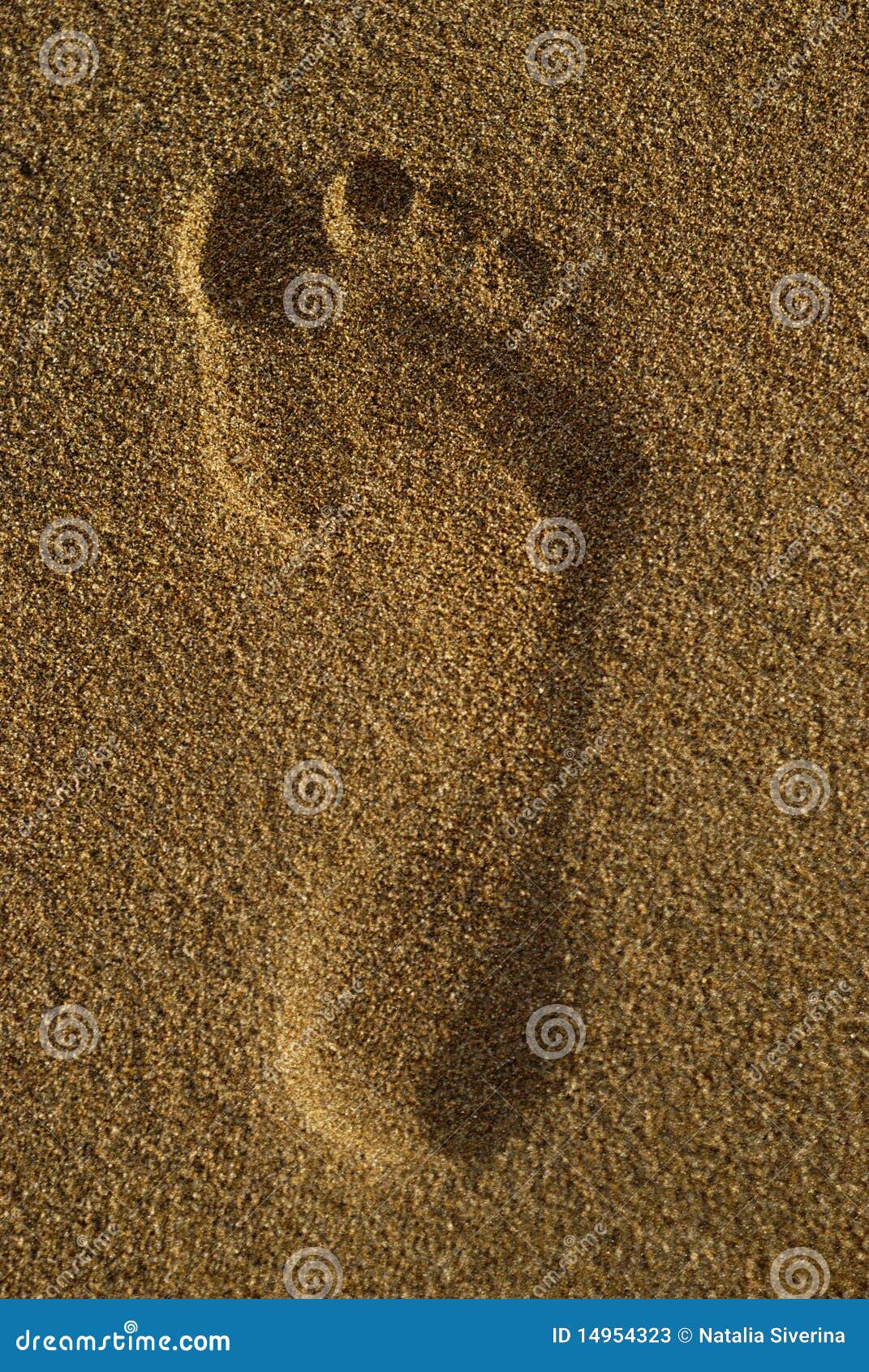 Odcisk stopy pojedynczy. Plażowy wieczór odcisk stopy piasek pojedynczy