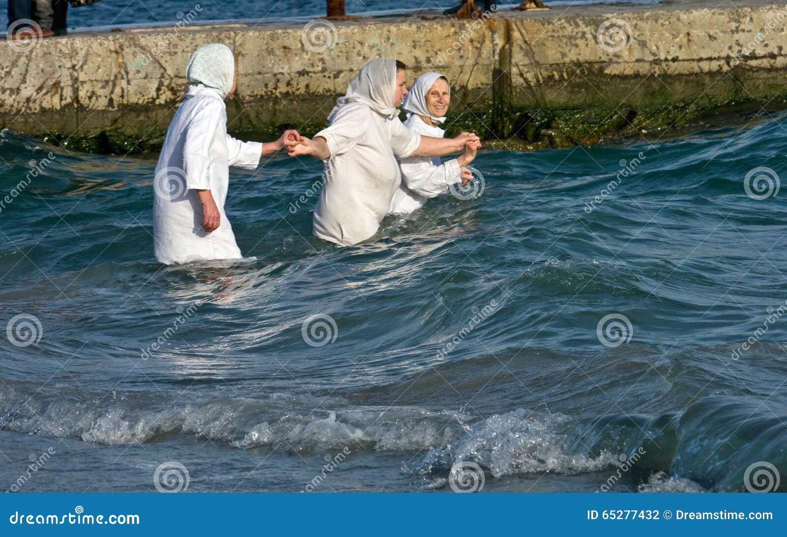 Odessa, Ucraina 19 Gennaio 2012: --: Nuoto Di Peopls in Acqua