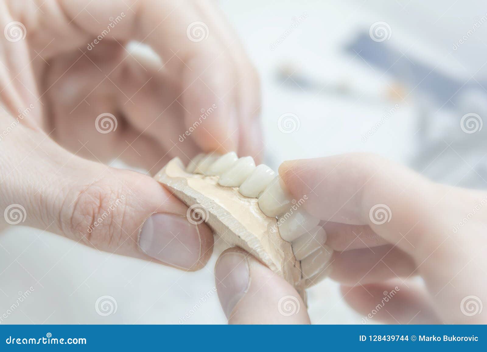 Bloccare Dente Che Si Muove Odontotecnico Medico Del Dente Che Giudica Prostetico in Laboratorio