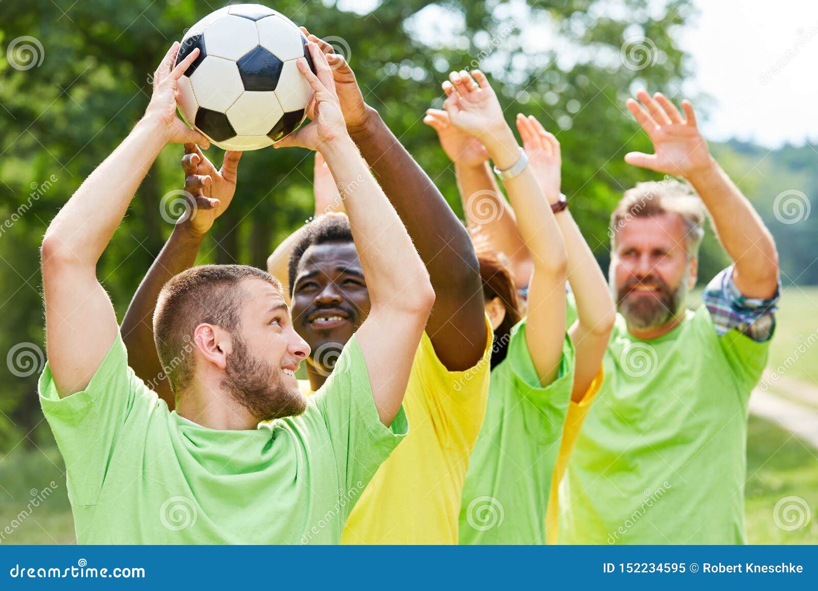 Oefening Met Voetbal Bij De Teambuilding Gebeurtenis Stock Afbeelding Image synergisme, sporten: