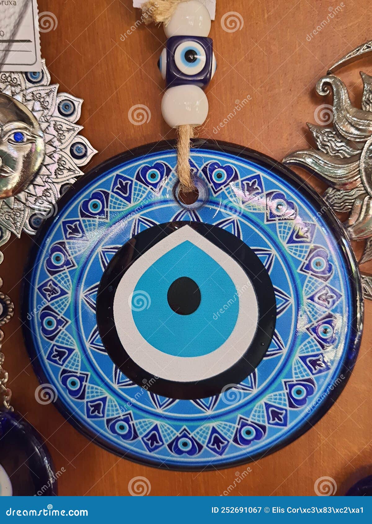 https://thumbs.dreamstime.com/z/oeil-bleu-ou-nazar-grec-turc-est-une-pierre-contre-le-mauvais-il-un-amulet-qui-destin%C3%A9-%C3%A0-prot%C3%A9ger-%C3%A9tant-plus-commun-en-turquie-252691067.jpg