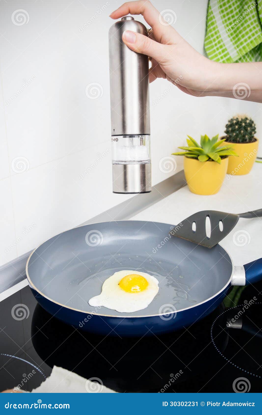 Oeuf De Sel De Femme Dans Une Poêle Image stock - Image du oeuf