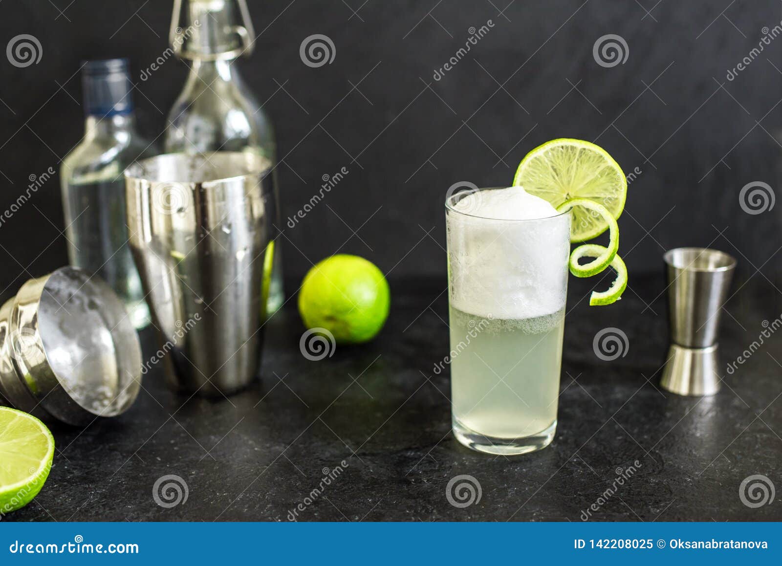 Oeuf Gin Fizz Cocktail Image Stock Image Du Chaux Glace 142208025